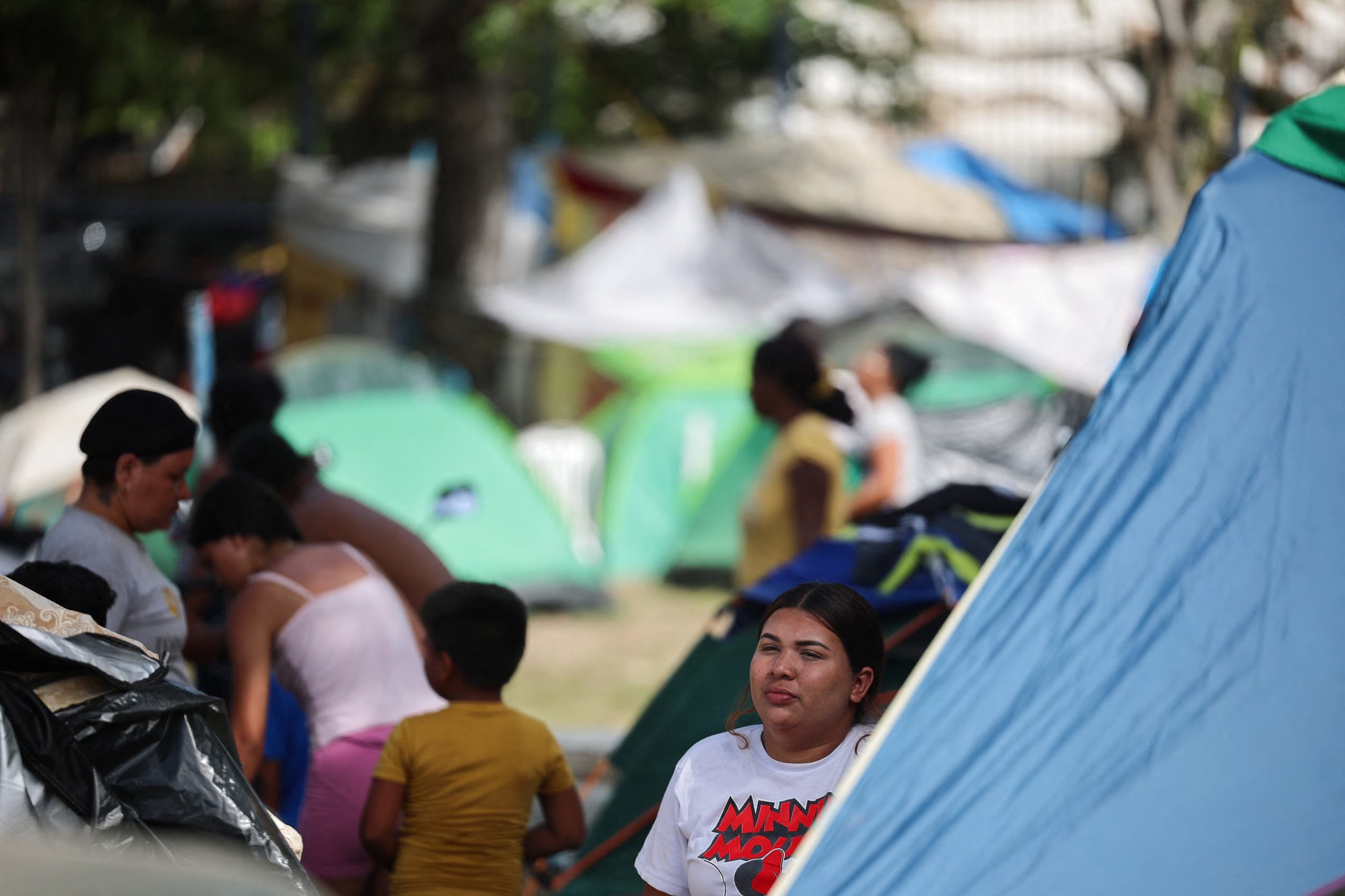 Personas damnificadas permanecen bajo resguardo en un campamento transitorio en La Guaira, el estado más afectado tras el doble terremoto del 24 de junio. (REUTERS/Adriano Machado)