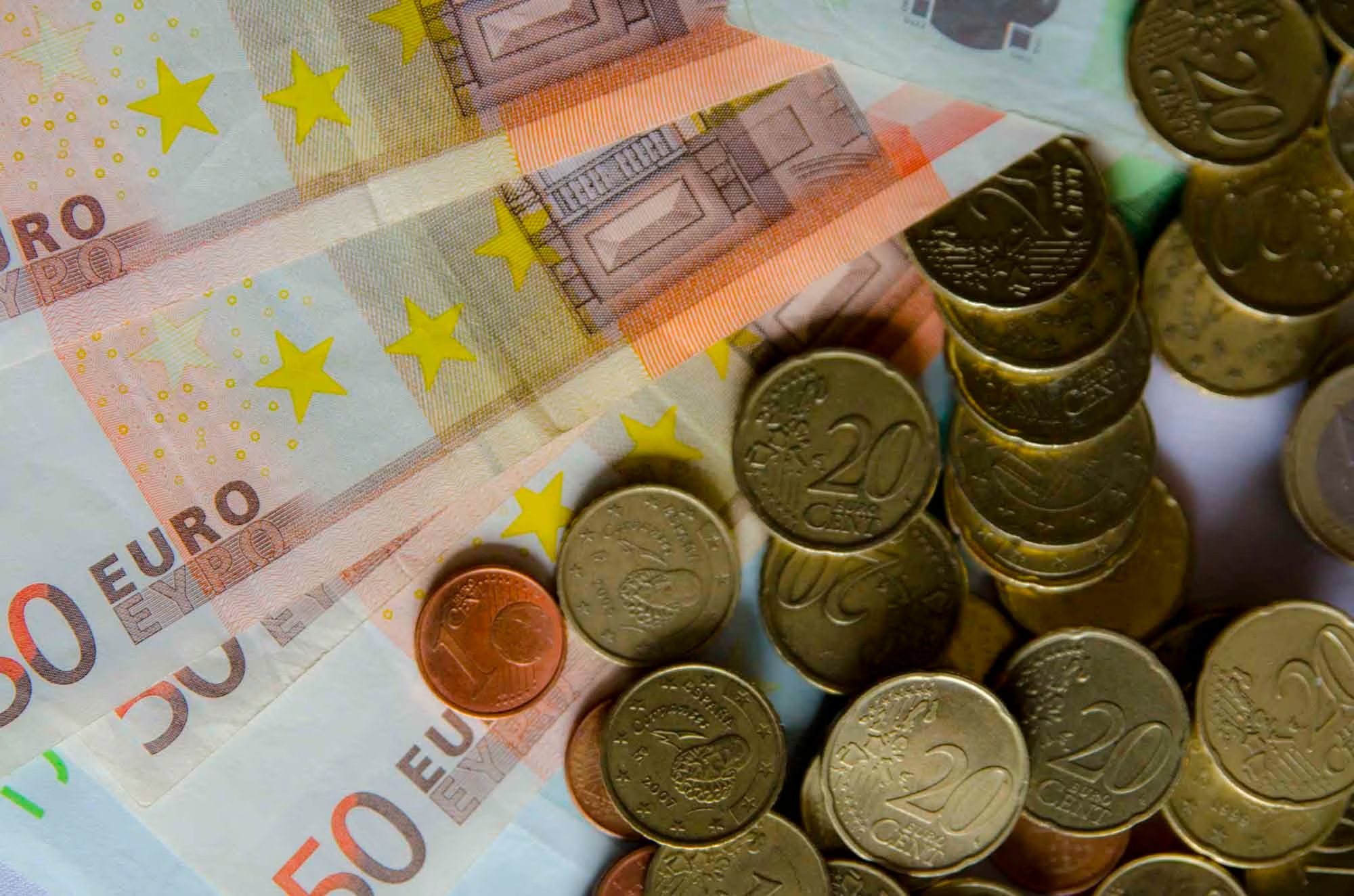 El euro, tambi&eacute;n llamada moneda &uacute;nica, es la moneda oficial de la Uni&oacute;n Europea. (Archivo Infobae/Agencias)