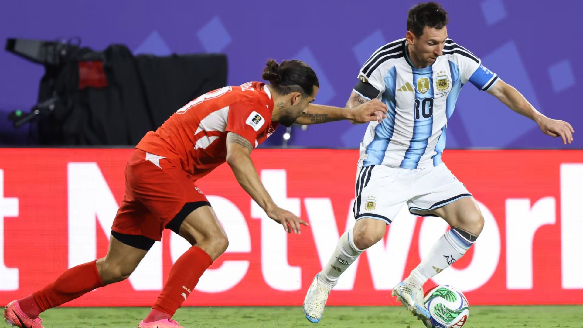 La AFA acordó previamente con el plantel y cuerpo técnico la forma en que se repartirán los premios obtenidos según el rendimiento en el torneo (EFE)
