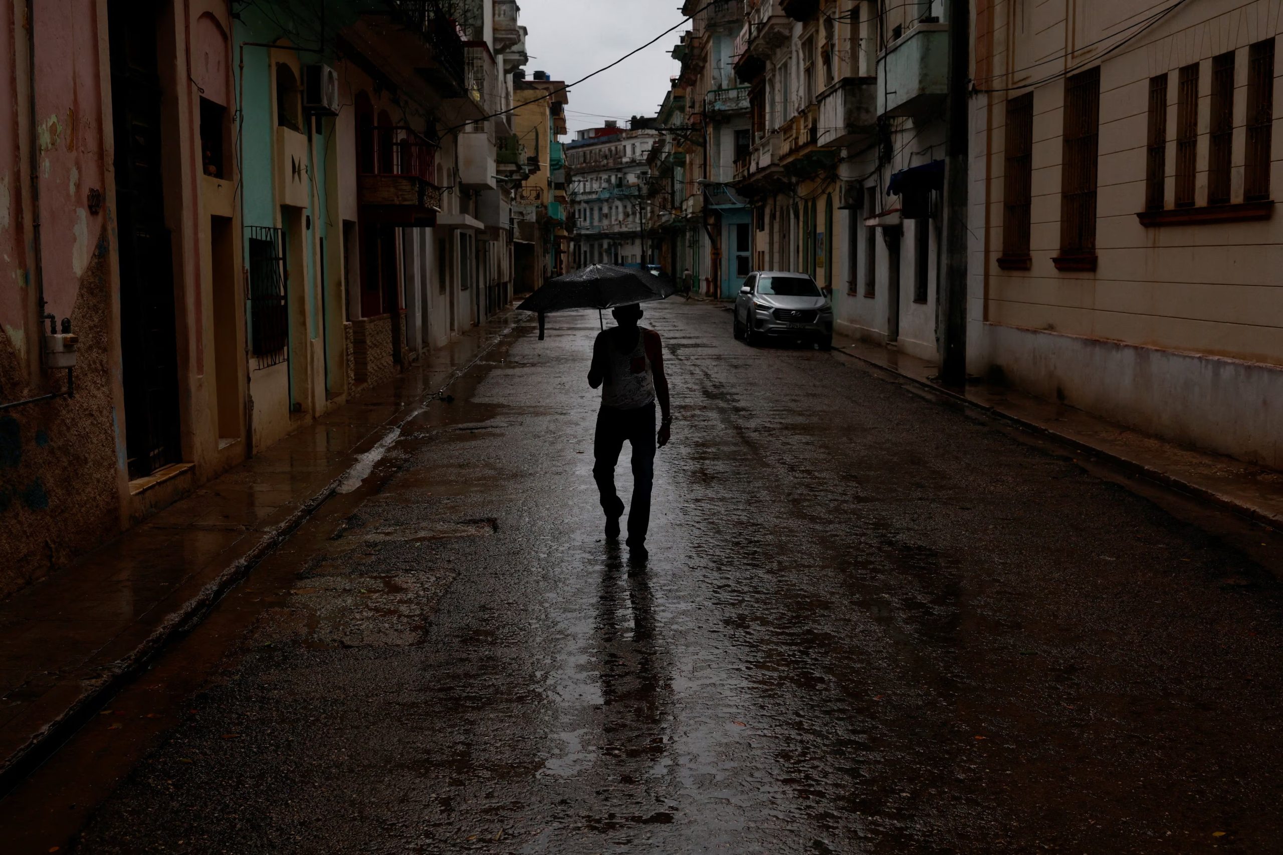 Un hombre camina por una calle de La Habana en pleno apag&oacute;n general (REUTERS/Norlys P&eacute;rez)