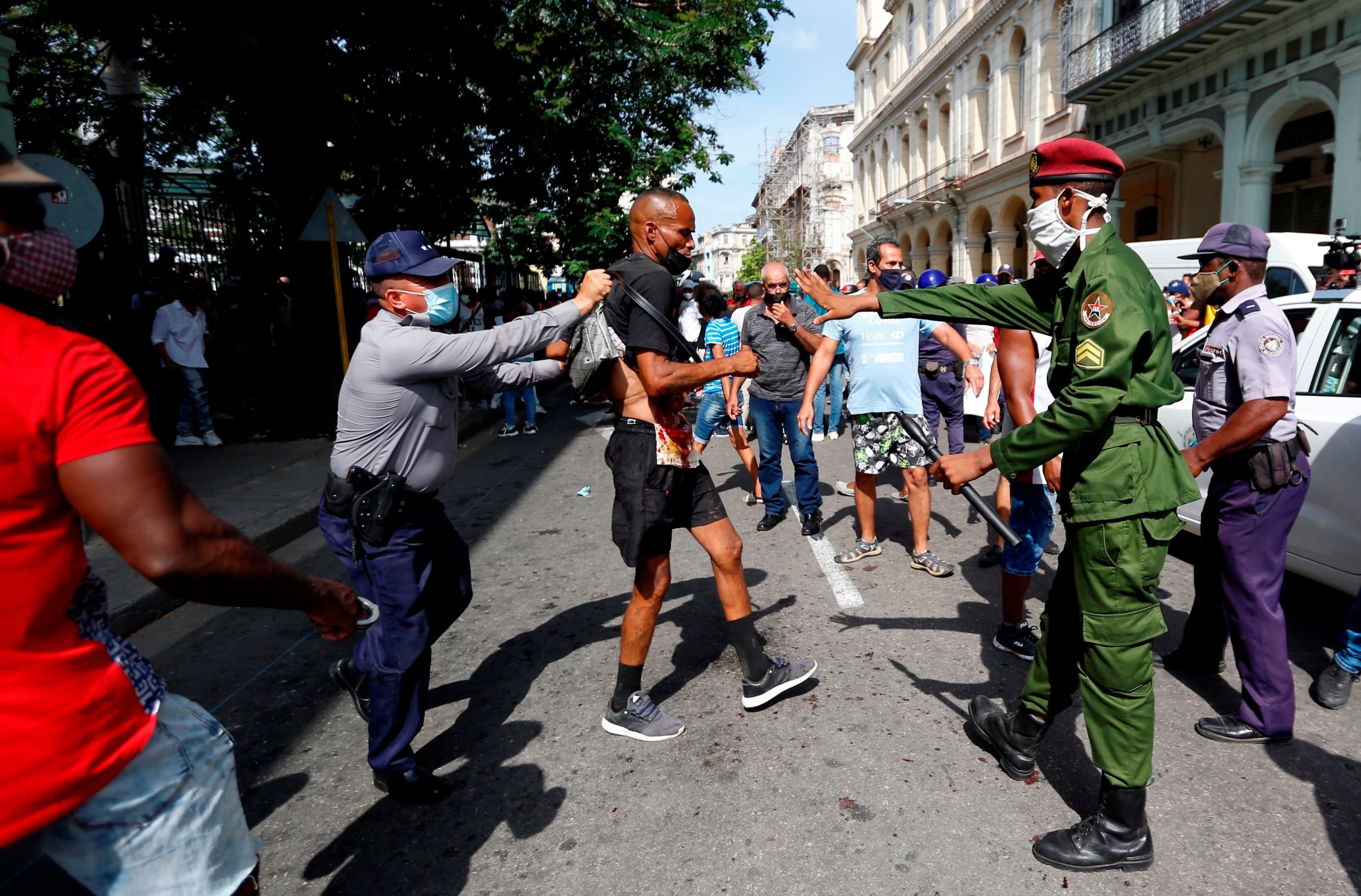 Policías arrestan a un hombre durante las masivas protestas del 11 de julio de 2021 en Cuba (EFE/Ernesto Mastrascusa/Archivo)