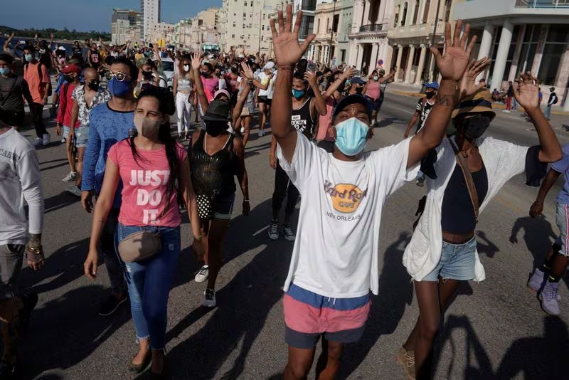 Un grupo de jóvenes grita eslóganes contra el régimen en La Habana el 11 de julio de 2021 (REUTERS/Alexandre Meneghini/Archivo)