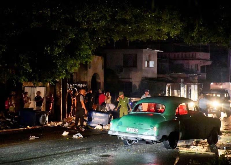 La policía y el ejército cubanos se encuentran junto a los escombros utilizados para bloquear una calle durante una protesta contra un apagón en La Habana (REUTERS/Norlys Pérez/Archivo)