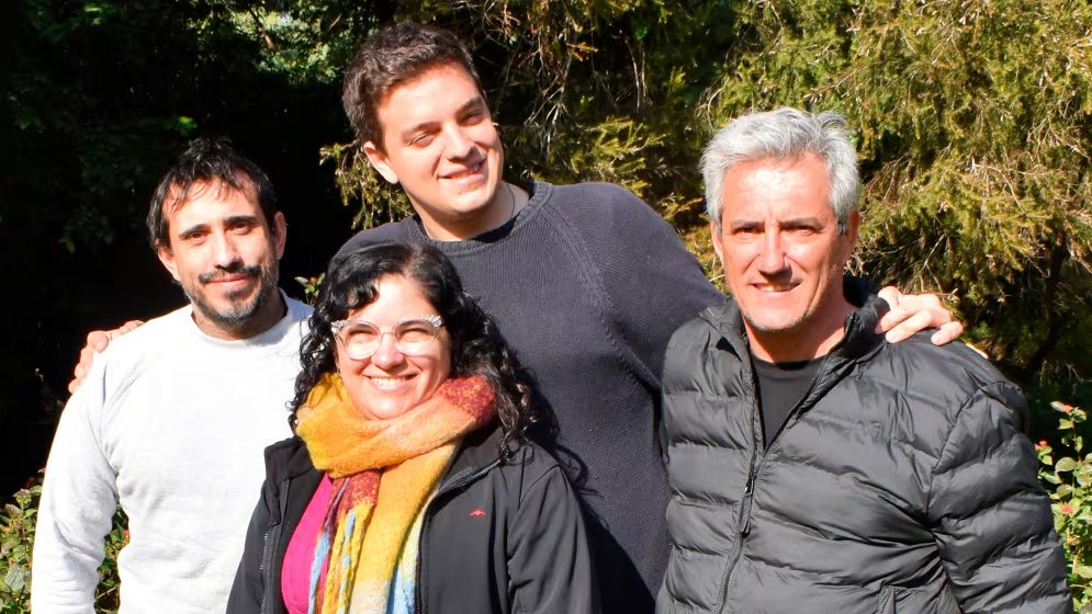 Gabriel Gomez Ocampo (izq.), Carla Barraza, Mariano Mejía y Javier, Botto, son investigadores del CONICET, e identificaron un gen que desempeña un papel fundamental en la capacidad de las plantas de tomate para adaptarse a la sombra generada por la alta densidad de siembra (CONICET)