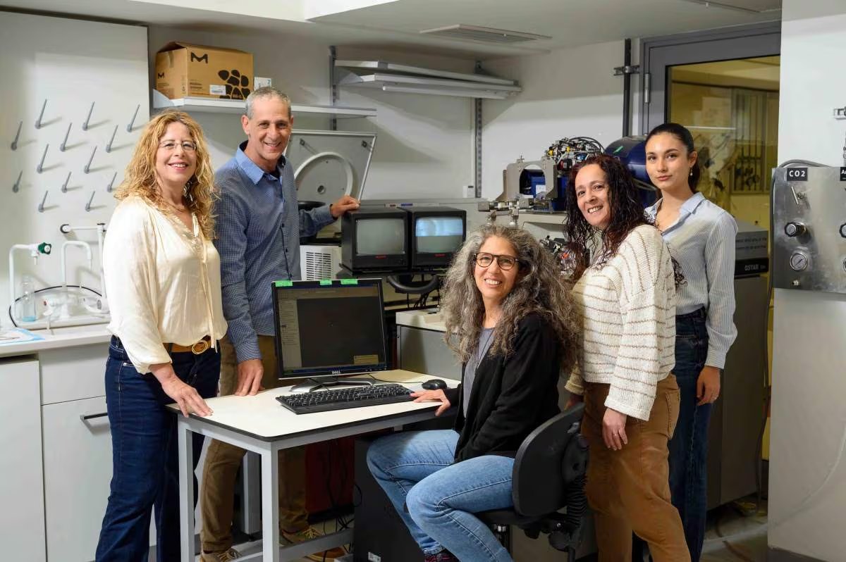 El equipo del Instituto Weizmann de Ciencias que participó del estudio: Prof. Michal Sharon, Prof. Yossi Paltiel, Dr. Gili Ben-Nissan, Dra. Shira Yochelis, Ofek Vardi