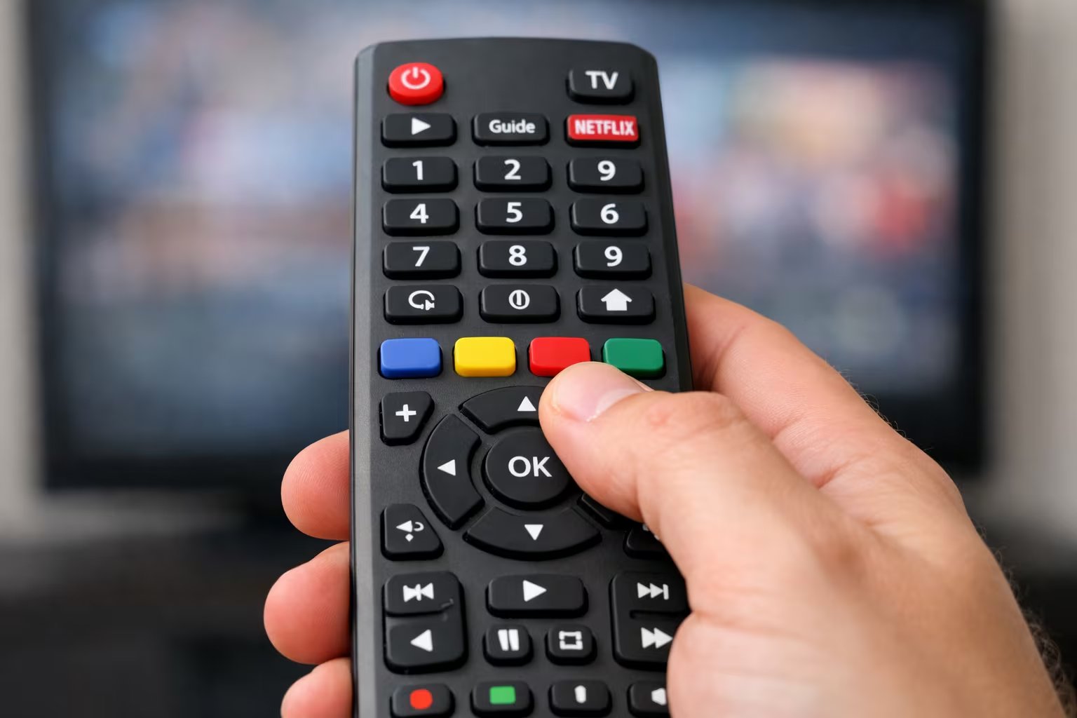 La instalación de aplicaciones en un TV nuevo habilita el acceso a servicios de streaming como Netflix, YouTube, Prime Video, HBO Max y Disney+. (Imagen Ilustrativa Infobae)
