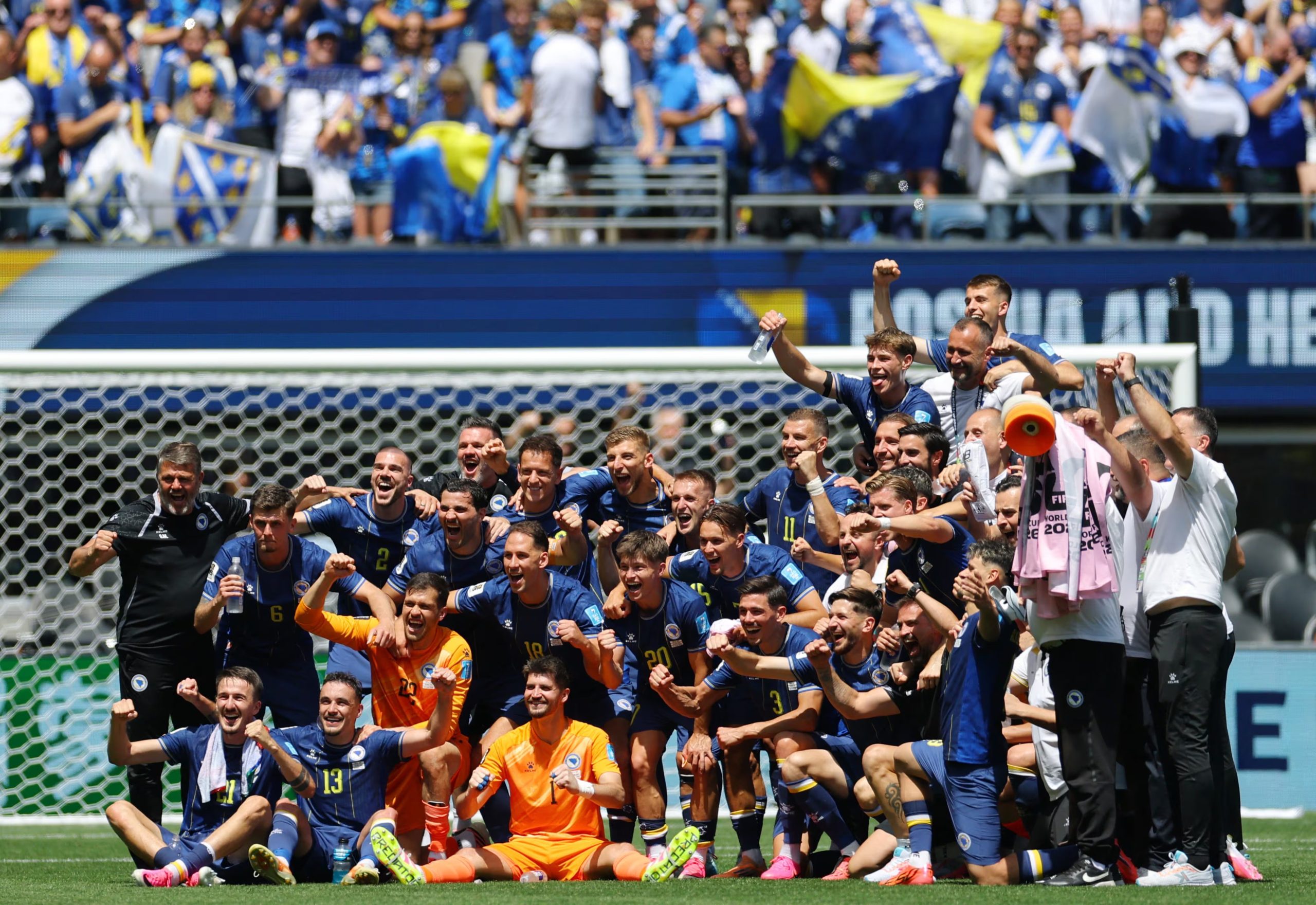 F&uacute;tbol - Copa Mundial de la FIFA 2026 - Grupo B - Bosnia y Herzegovina vs. Qatar - Estadio de Seattle, Seattle, Washington, EE. UU. - 24 de junio de 2026. Los jugadores de Bosnia y Herzegovina celebran despu&eacute;s del partido. REUTERS/Carlos Barria