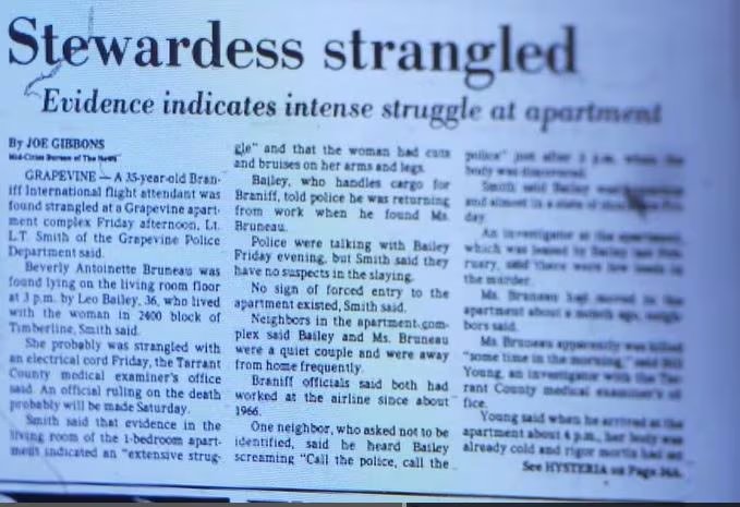 En 1981, la prensa local informaba sobre el hallazgo del cuerpo de Beverly Bruneau en su apartamento de Grapevine, destacando la brutalidad del crimen (Captura WFAA (canal 8))