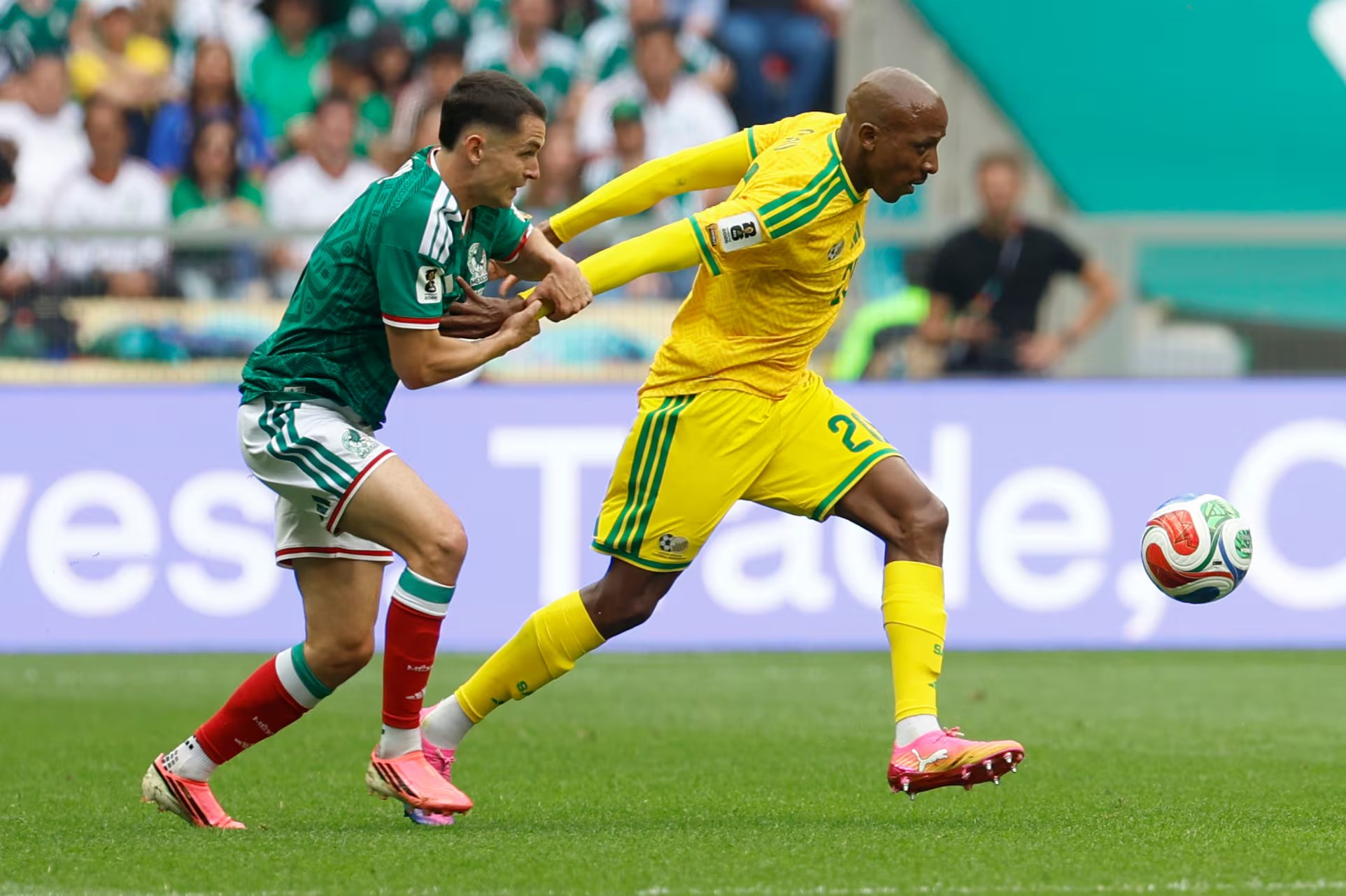 Adams, que lució la camiseta 23, había sido titular en el partido inaugural del Mundial entre México y Sudáfrica (Foto: EFE/ Sashenka Gutiérrez)