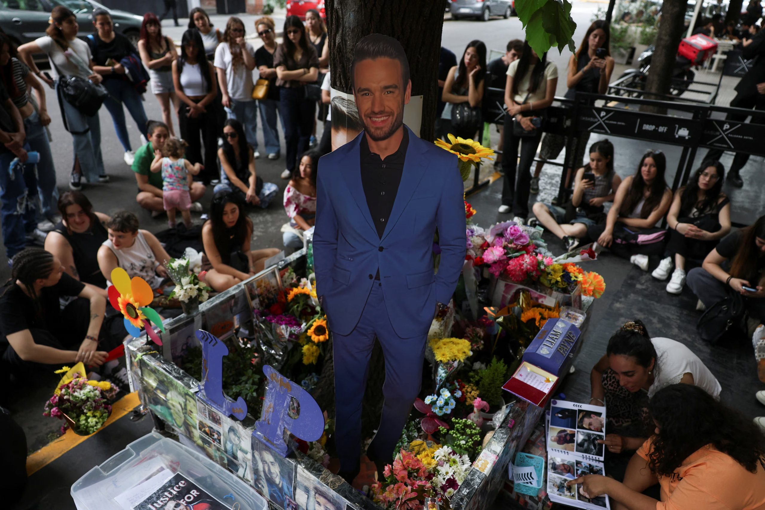 El altar en memoria de Payne erigido por sus fans frente al hotel CasaSur un año después de su muerte (REUTERS/Cristina Sille)