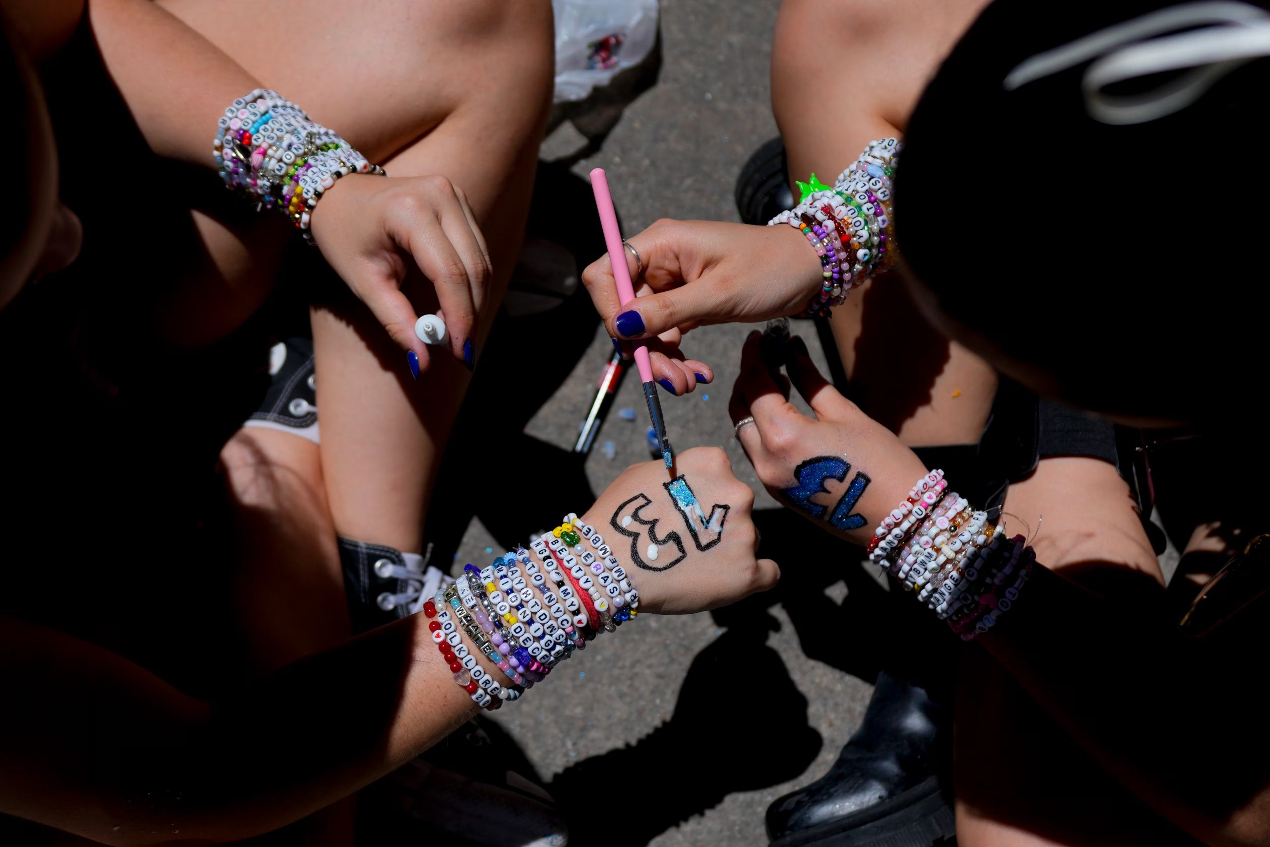 El fenómeno swiftie fomenta comunidades y el intercambio de friendship bracelets refuerza el sentido de pertenencia entre los fans (Foto AP/Natacha Pisarenko)