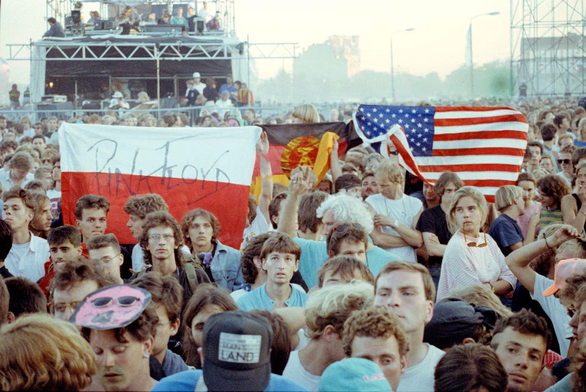 La gira original de The Wall profundizó la ruptura en Pink Floyd y aceleró la salida de Roger Waters de la banda en 1985. En la foto, el público que colmó Berlín en julio de 1990
(Grosby)