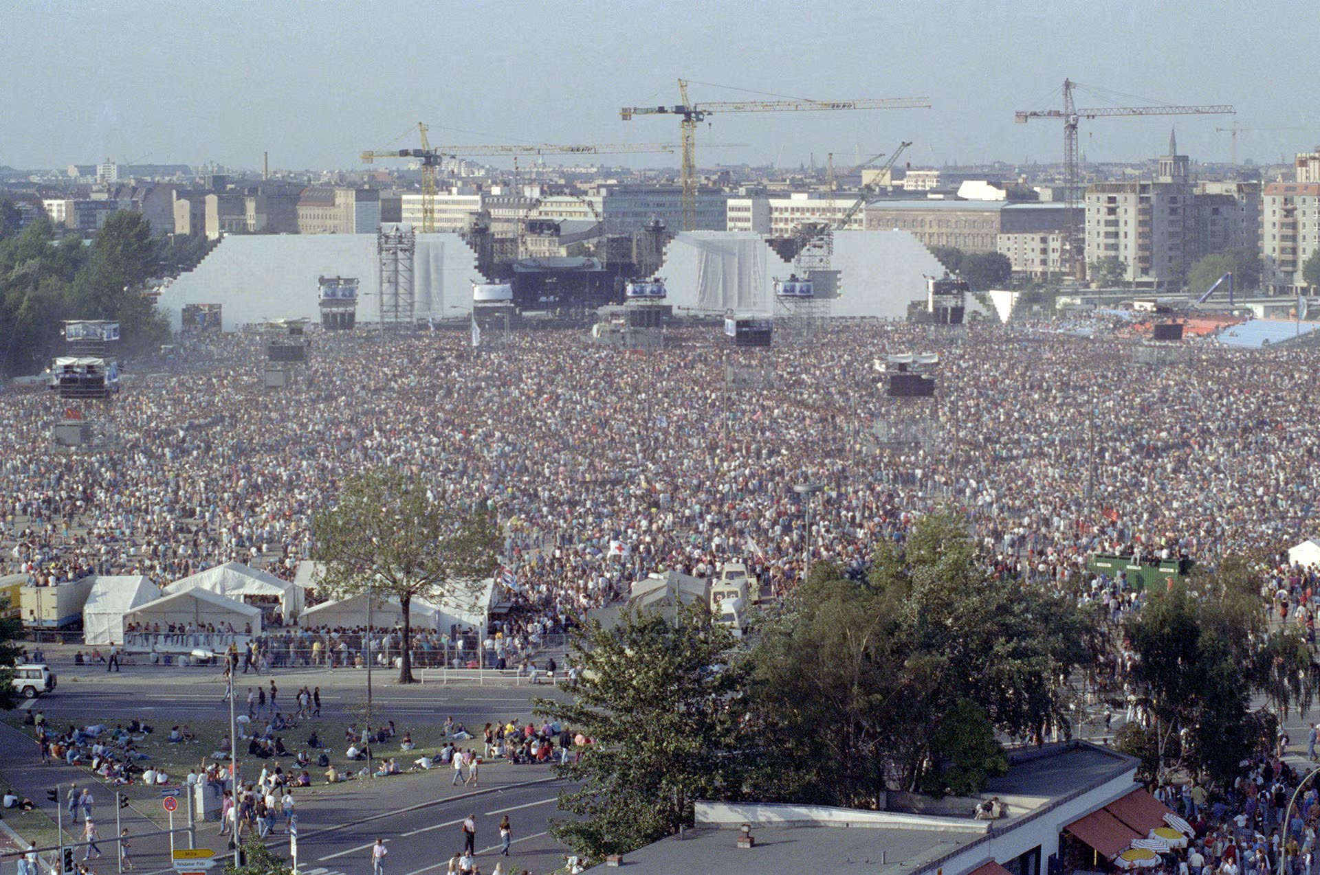 El concierto de Roger Waters se realizó en la Potsdamer Platz, sobre la franja donde había estado el Muro de Berlín, luego de revisar el terreno por temor a minas enterradas (Grosby)