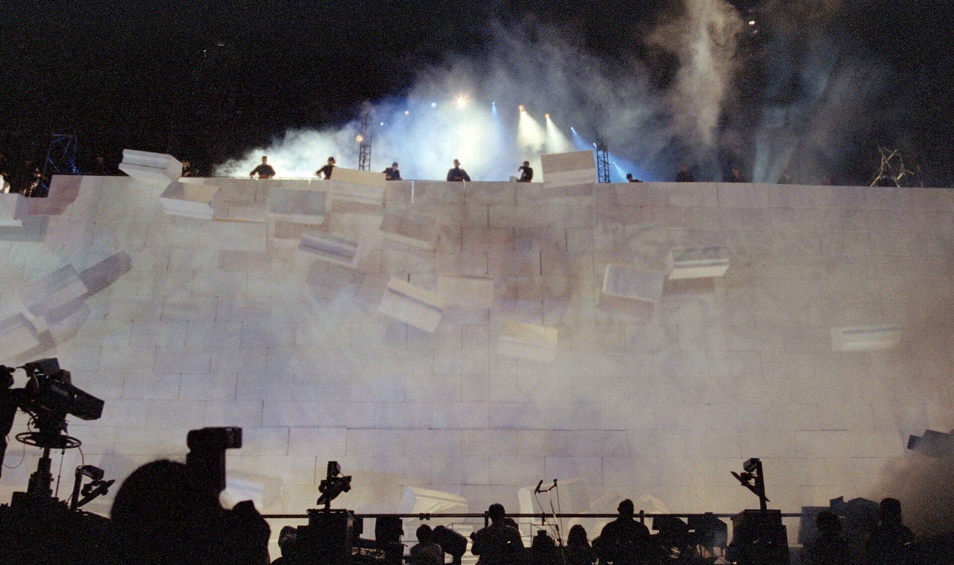 Roger Waters volvió a montar The Wall después de la caída del Muro de Berlín, tras una propuesta benéfica impulsada por Leonard Chesire (Grosby)
