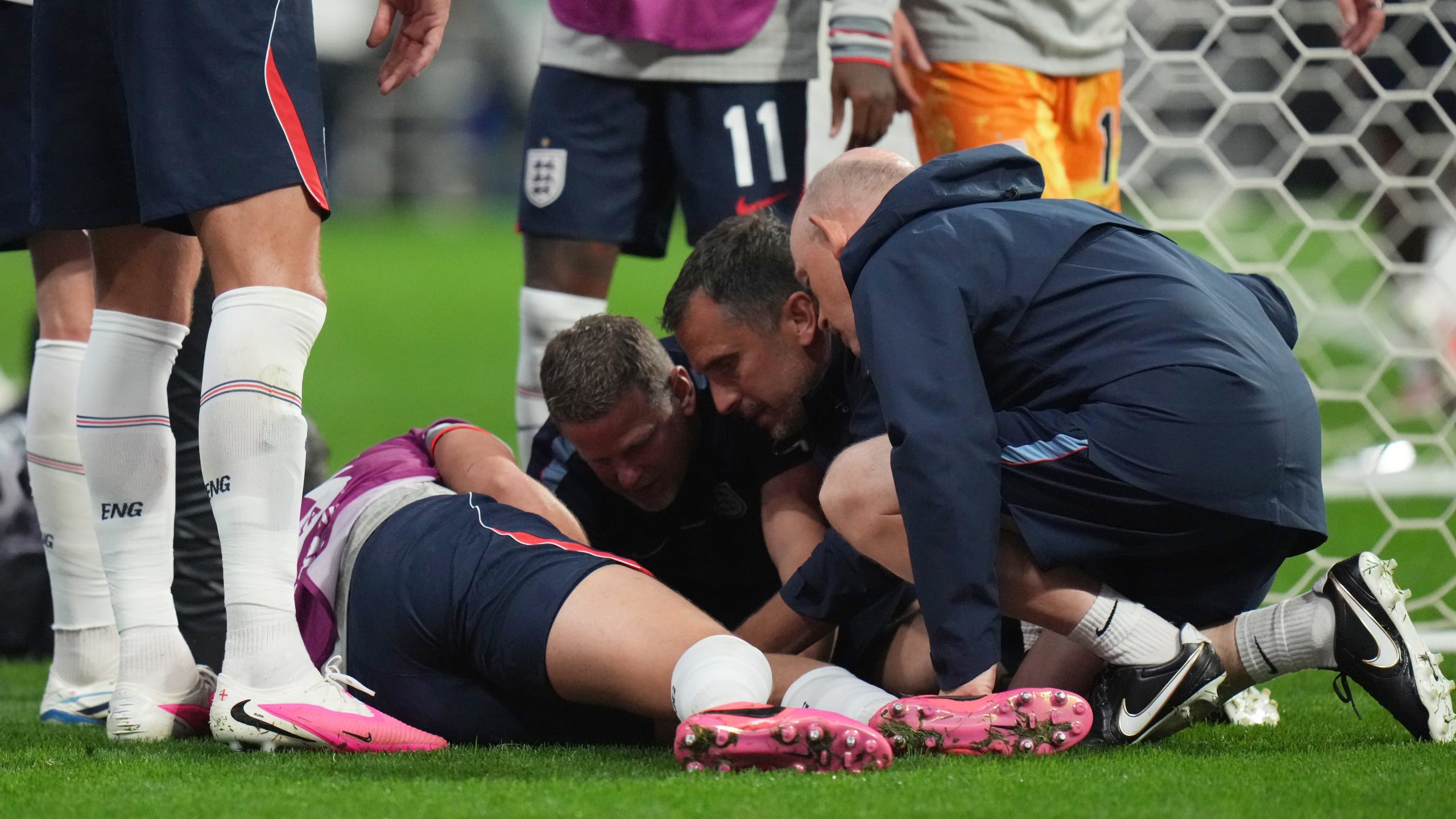 Miembros del equipo m&eacute;dico asisten a Jordan Henderson, jugador de la selecci&oacute;n de Inglaterra, en el c&eacute;sped durante un partido.