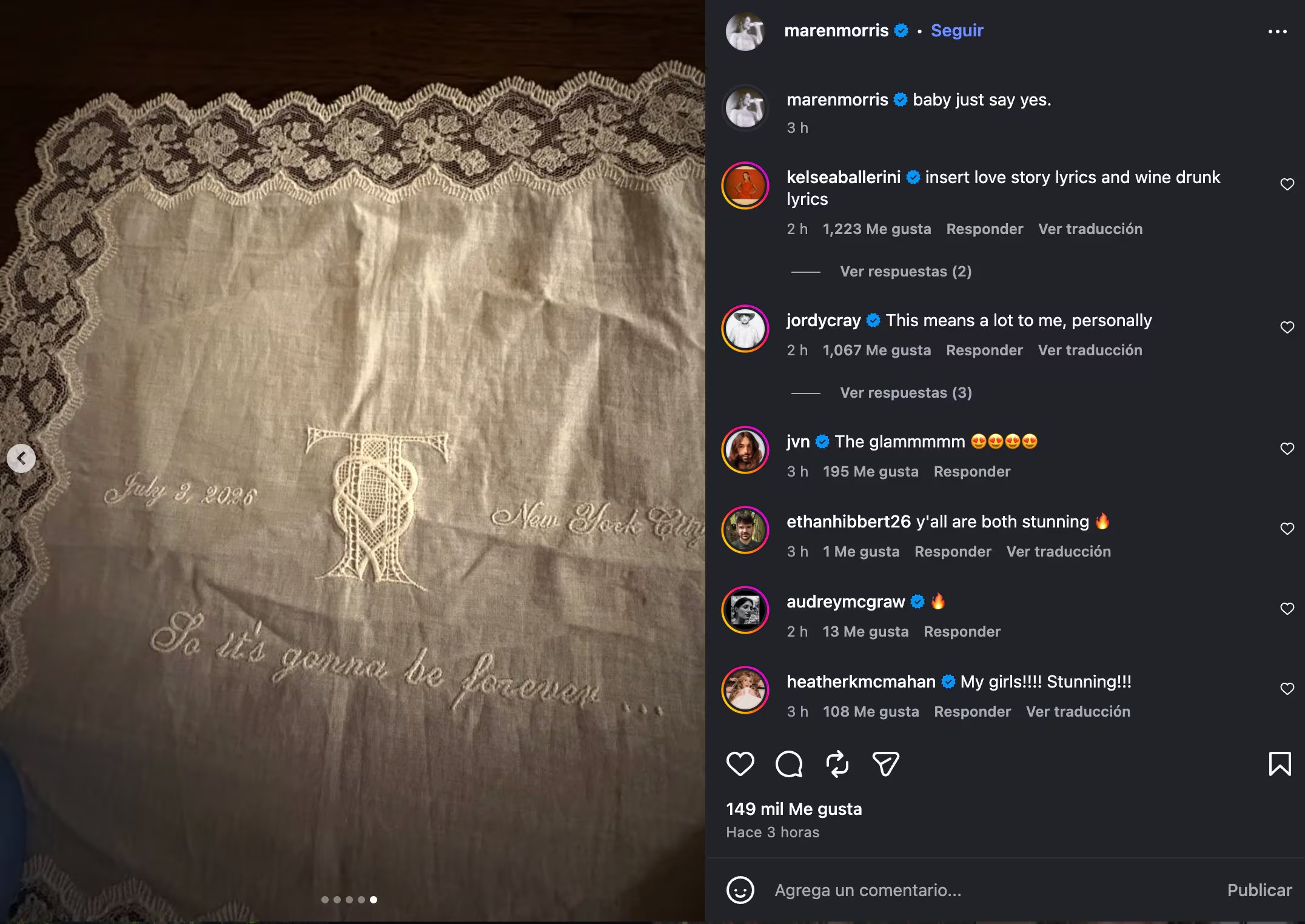 Los invitados a la boda recibieron un pañuelo con una de las frases más icónicas de la canción