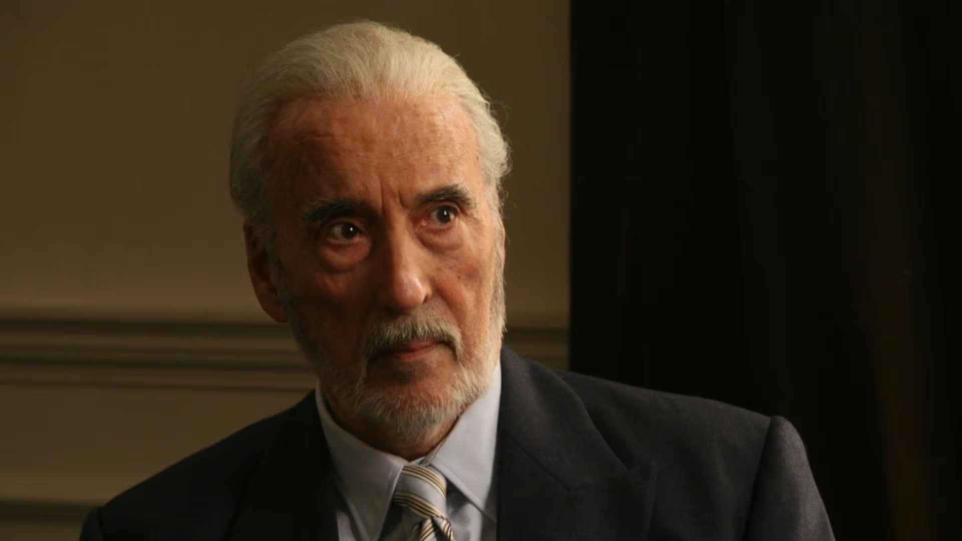 En su última noche, Lee solicitó disfrutar de El señor de los anillos rodeado de personal médico, compartiendo recuerdos de su paso por la saga (foto: Captura/IMDb)