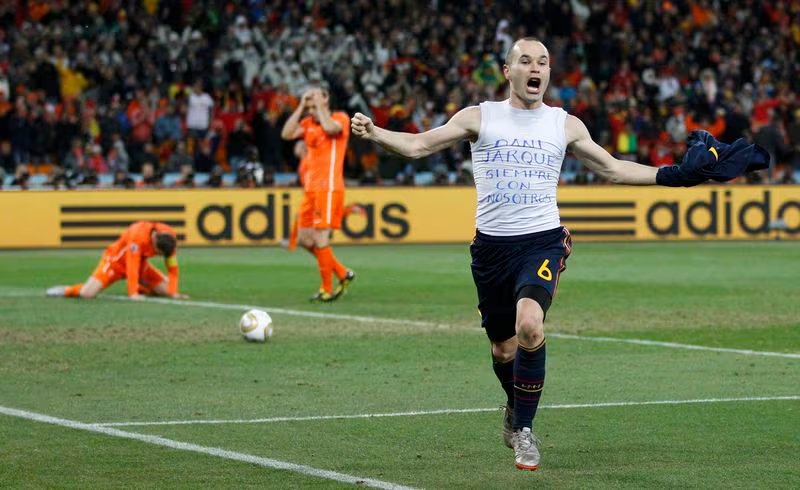 Andr&eacute;s Iniesta celebra el gol contra Holanda que dio el Mundial a Espa&ntilde;a. (Reuters/Jerry Lampen)