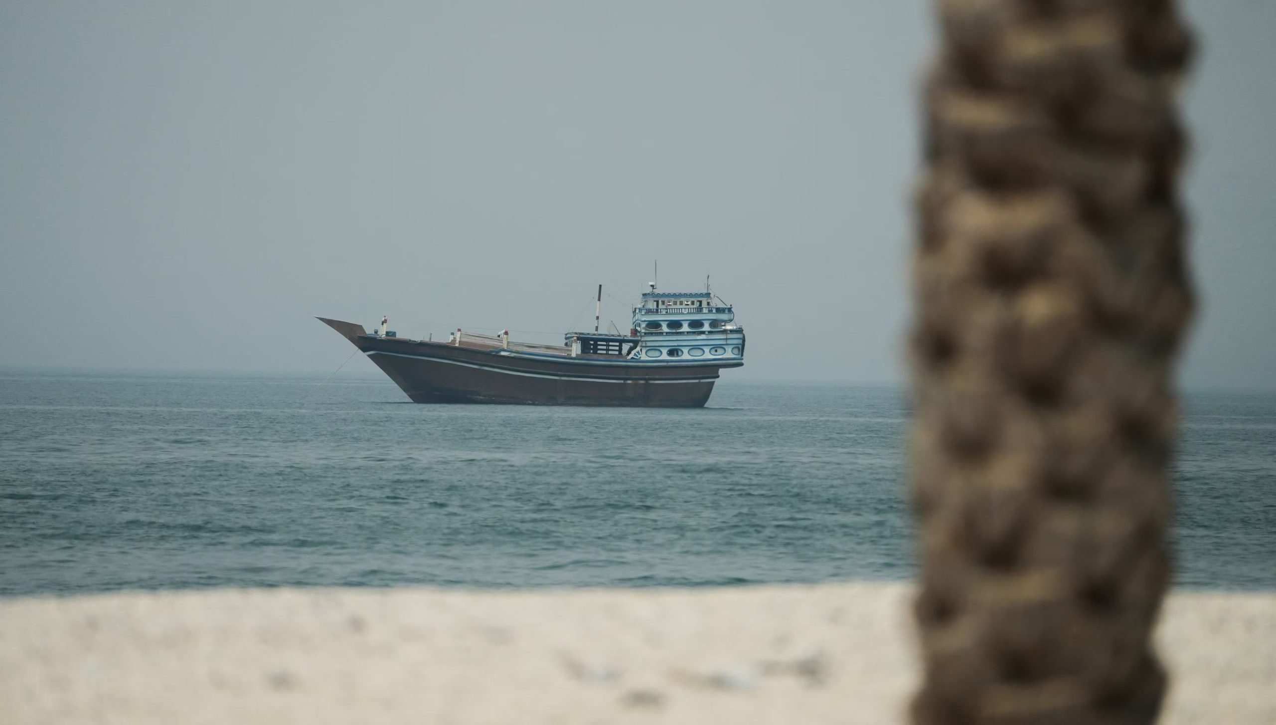 Un buque en el estrecho de Ormuz, visto desde Musandam (Omán). 14 julio 2026. REUTERS/Stringer