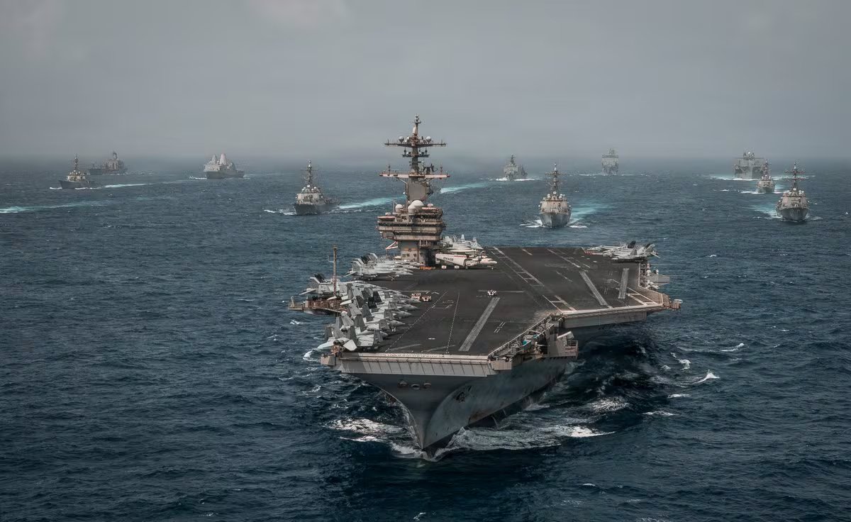 Fotografía difundida por el Comando Central del Ejército de Estados Unidos (Centcom) de buques de guerra de la Armada de EE.UU. desplegados en Medio Oriente, tras anunciar que reimpusieron este martes el bloqueo naval a Irán en el estrecho de Ormuz. EFE/ Centcom