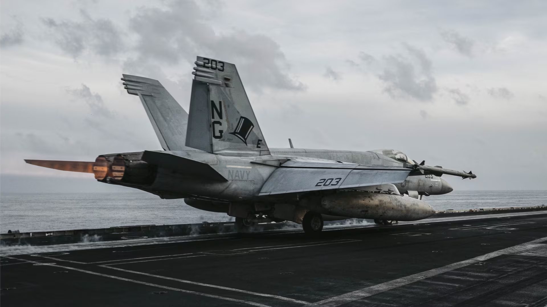 El portaaviones estadounidense USS Abraham Lincoln participa en las operaciones a&eacute;reas contra objetivos militares iran&iacute;es en medio de la escalada entre Washington y Teher&aacute;n (@CENTCOM/Archivo)