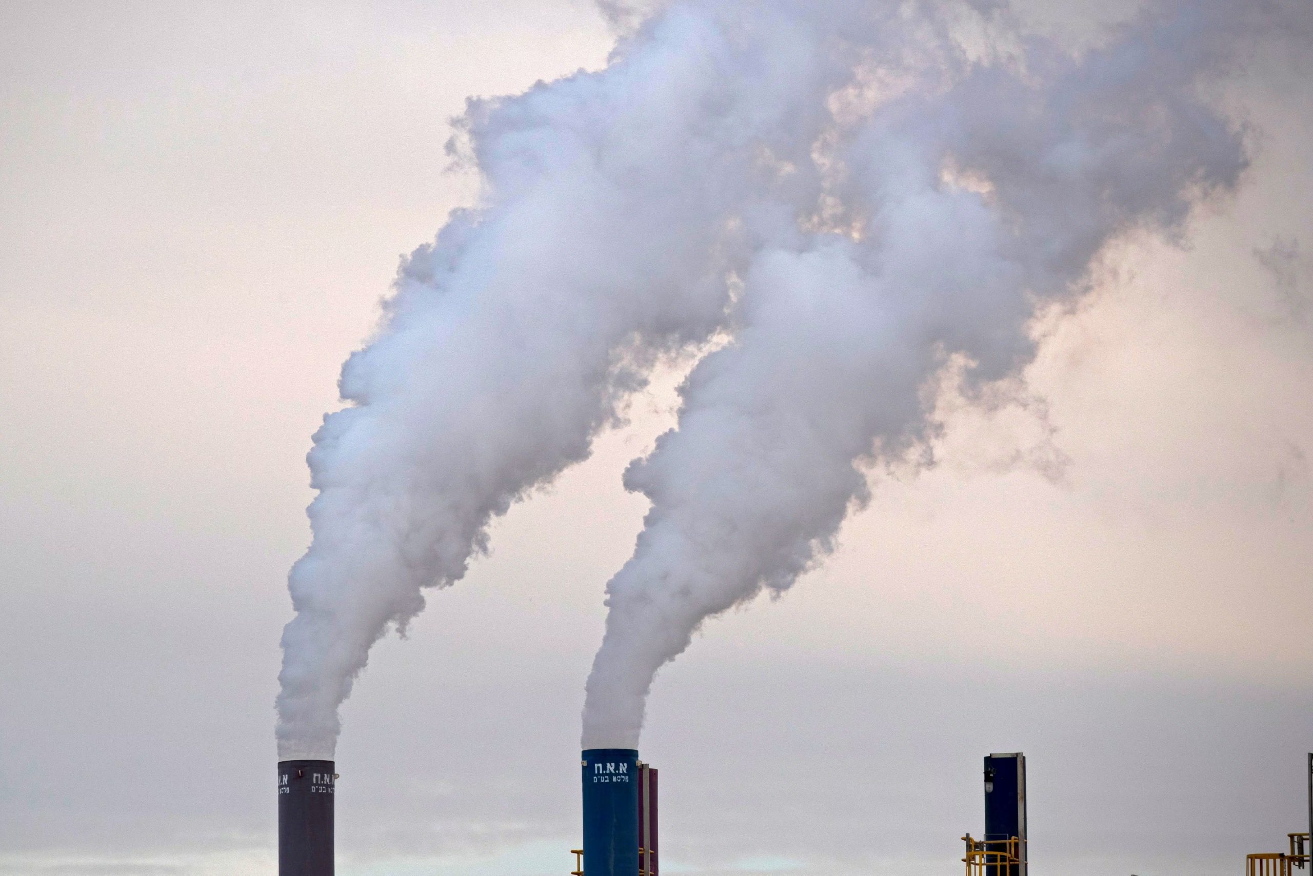 Mientras las emisiones energ&eacute;ticas crecieron 1,1% a nivel mundial, el salto se concentr&oacute; en Estados Unidos, que ven&iacute;a reduciendo su huella de carbono durante una d&eacute;cada (EFE/EPA/ATEF SAFADI)