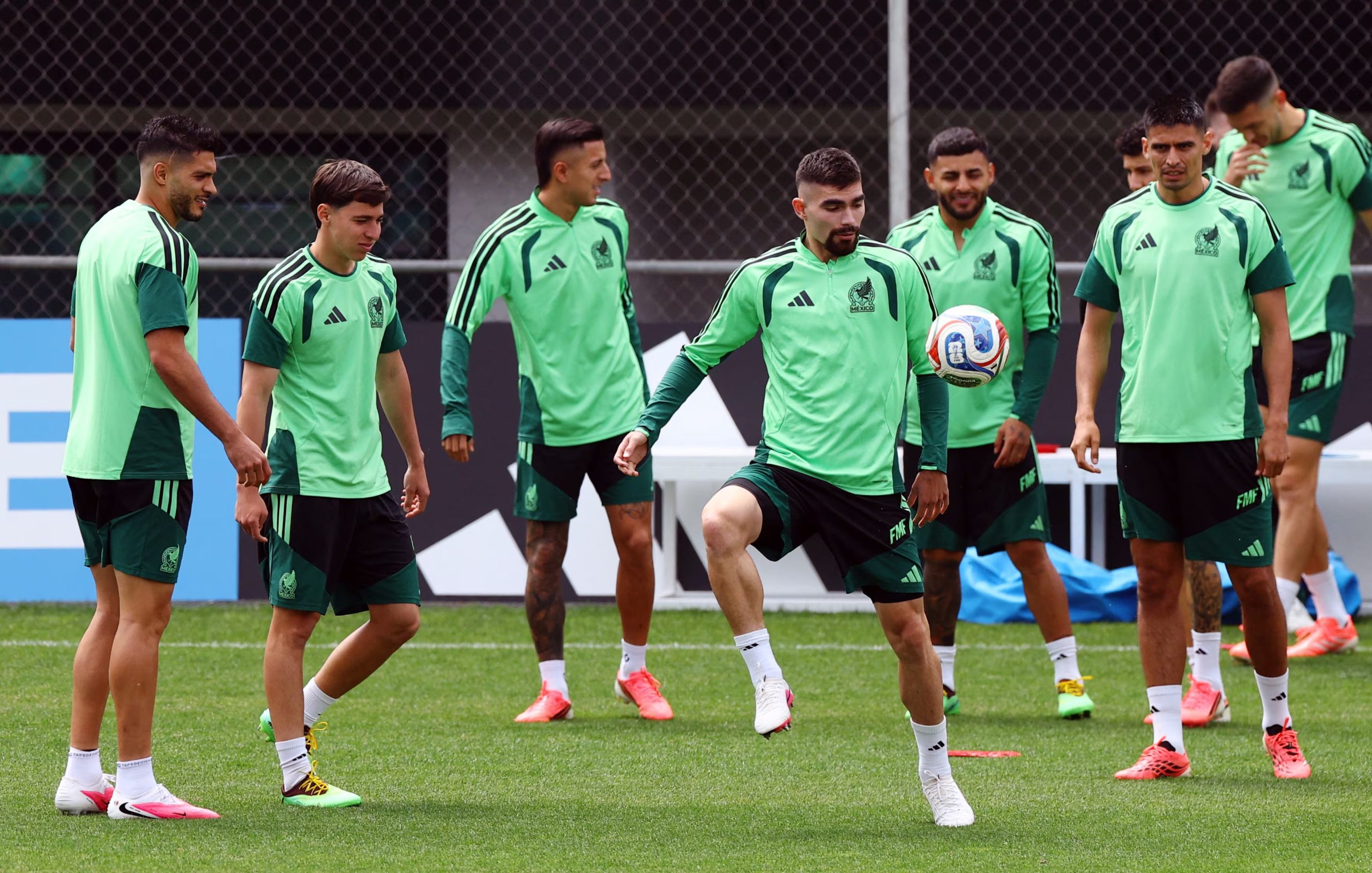 Javier Aguirre respetar&iacute;a el esfuerzo colectivo de la Selecci&oacute;n Mexicana y enviar&iacute;a una zaga defensiva encabezada por Johan V&aacute;squez y C&eacute;sar Montes. REUTERS/Henry Romero