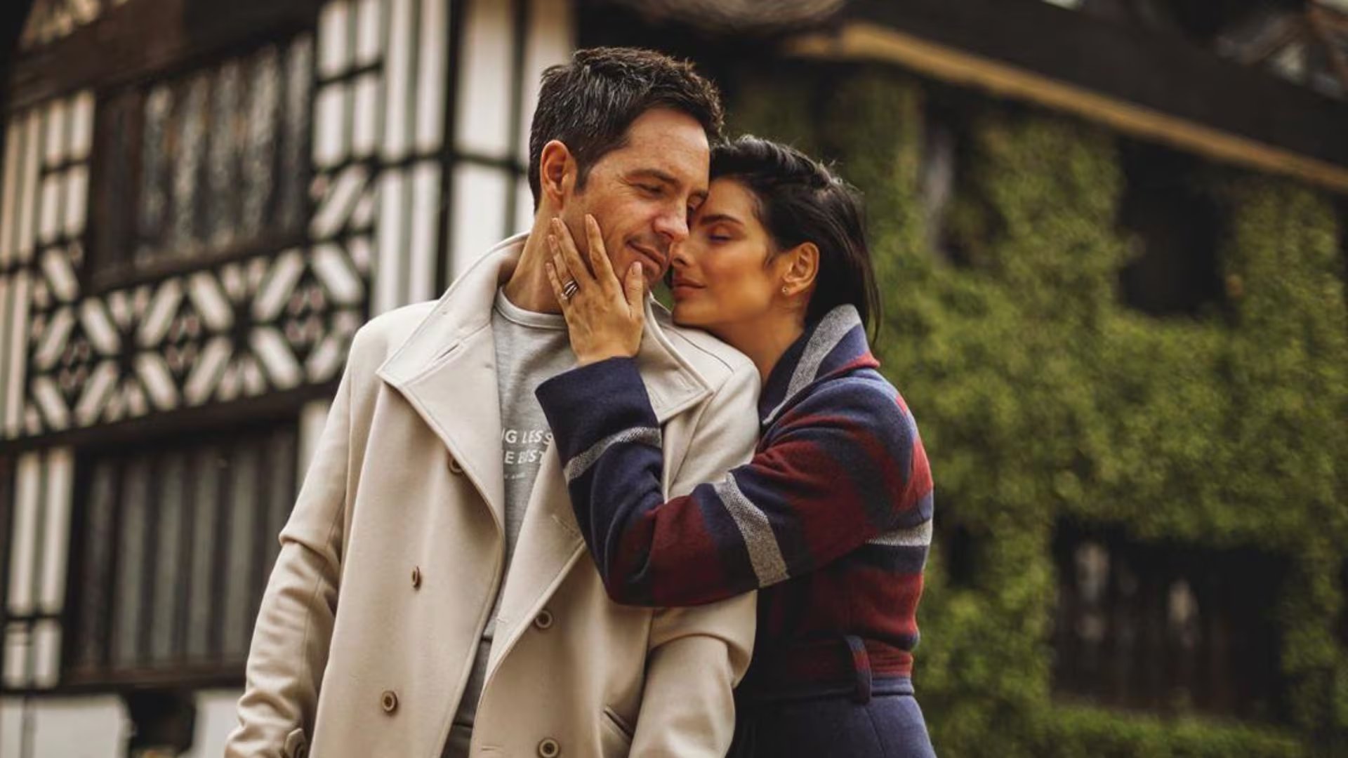 Aislinn Derbez y Mauricio Ochmann revolucionan las redes con su reencuentro en la pel&iacute;cula Hasta el Fin del Mundo, tras su divorcio en 2020. - (Instagram)