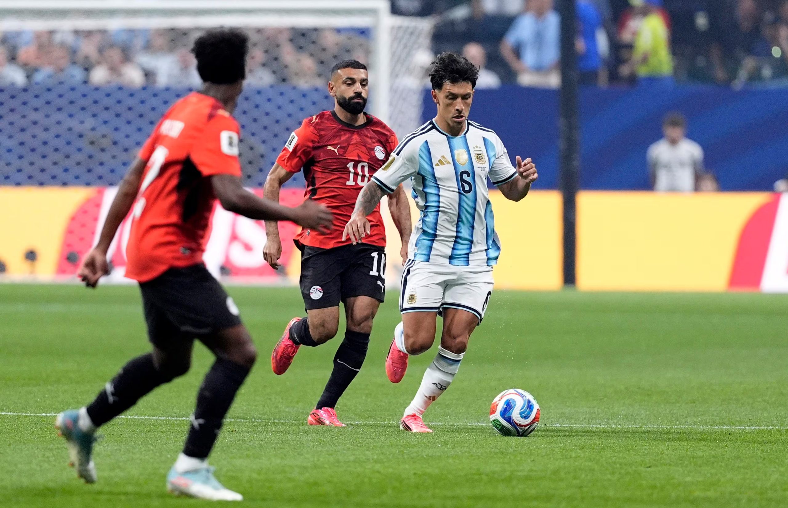 Soccer Football - FIFA World Cup 2026 - Round of 16 - Argentina v Egypt - Atlanta Stadium, Atlanta, Georgia, U.S. - July 7, 2026 Argentina's Lisandro Martinez in action with Egypt's Mohamed Salah IMAGN IMAGES via Reuters/Dale Zanine