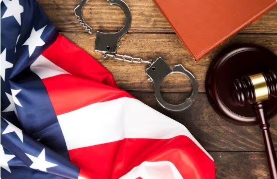 Alvar&aacute;n Posada fue capturado en 2021 por los delitos relacionados con esa conspiraci&oacute;n y posteriormente fue extraditado a Estados Unidos, donde enfrent&oacute; el proceso judicial que termin&oacute; con la condena de 12 a&ntilde;os - cr&eacute;dito Freepik