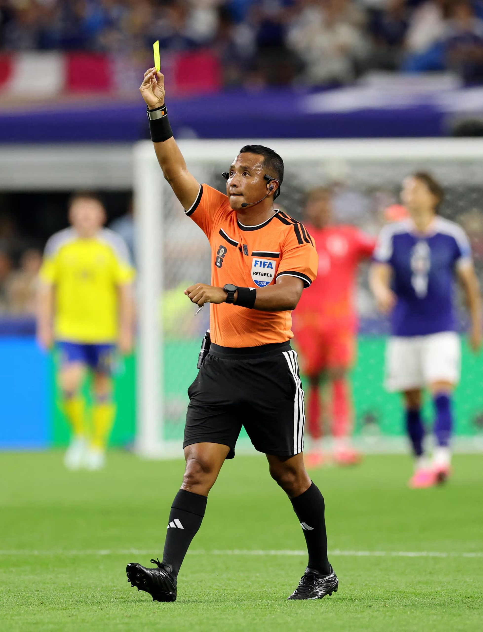 Soccer Football - FIFA World Cup 2026 - Group F - Japan v Sweden - Dallas Stadium, Arlington, Texas, U.S. - June 25, 2026 Sweden's Isak Hien is shown a yellow card by referee Ivan Barton IMAGN IMAGES via Reuters/Tim Heitman
