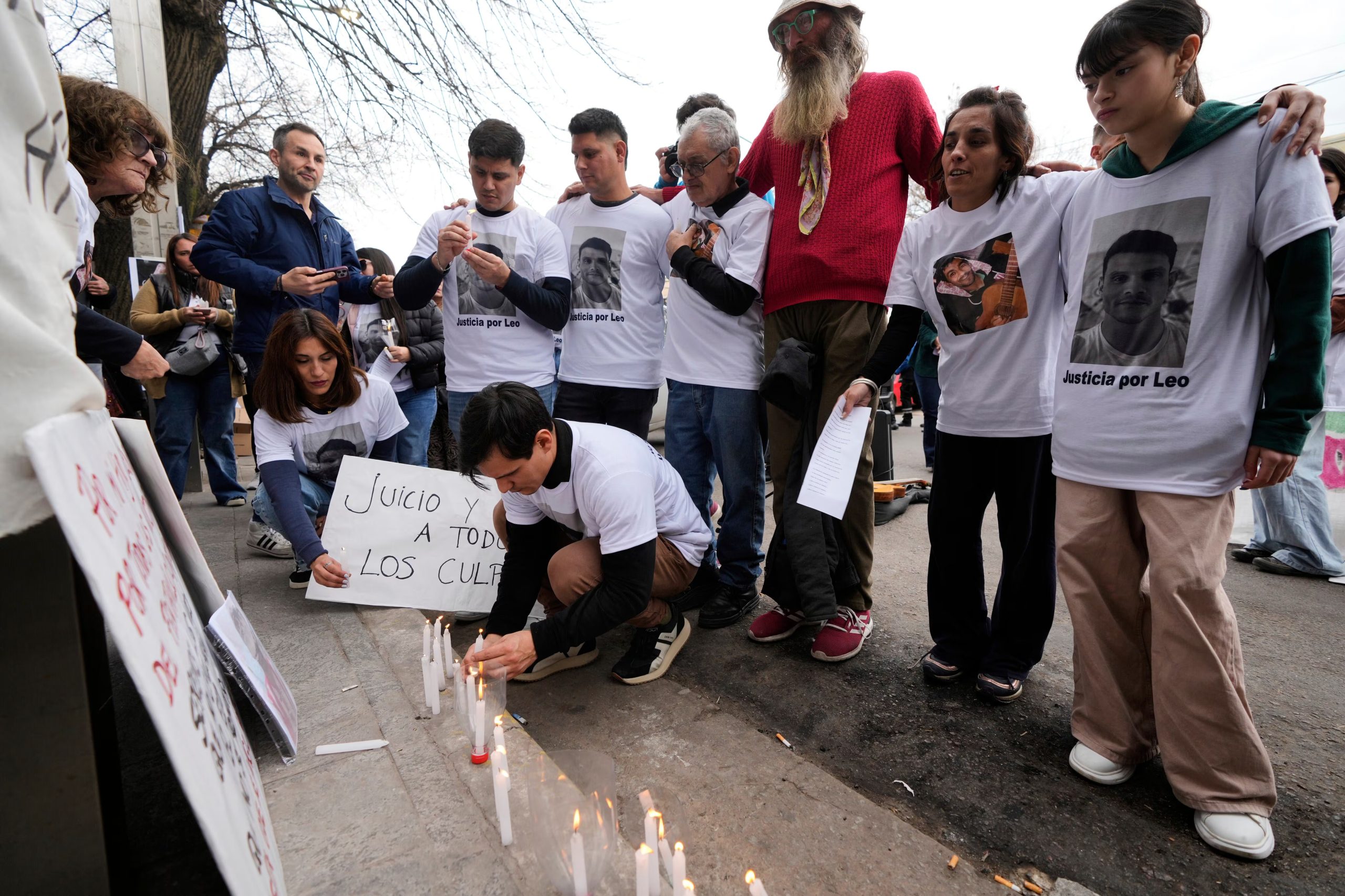 Familiares de las 90 víctimas del fentanilo mortal se congregan frente al Hospital Italiano (Foto AP/Gustavo Garello)