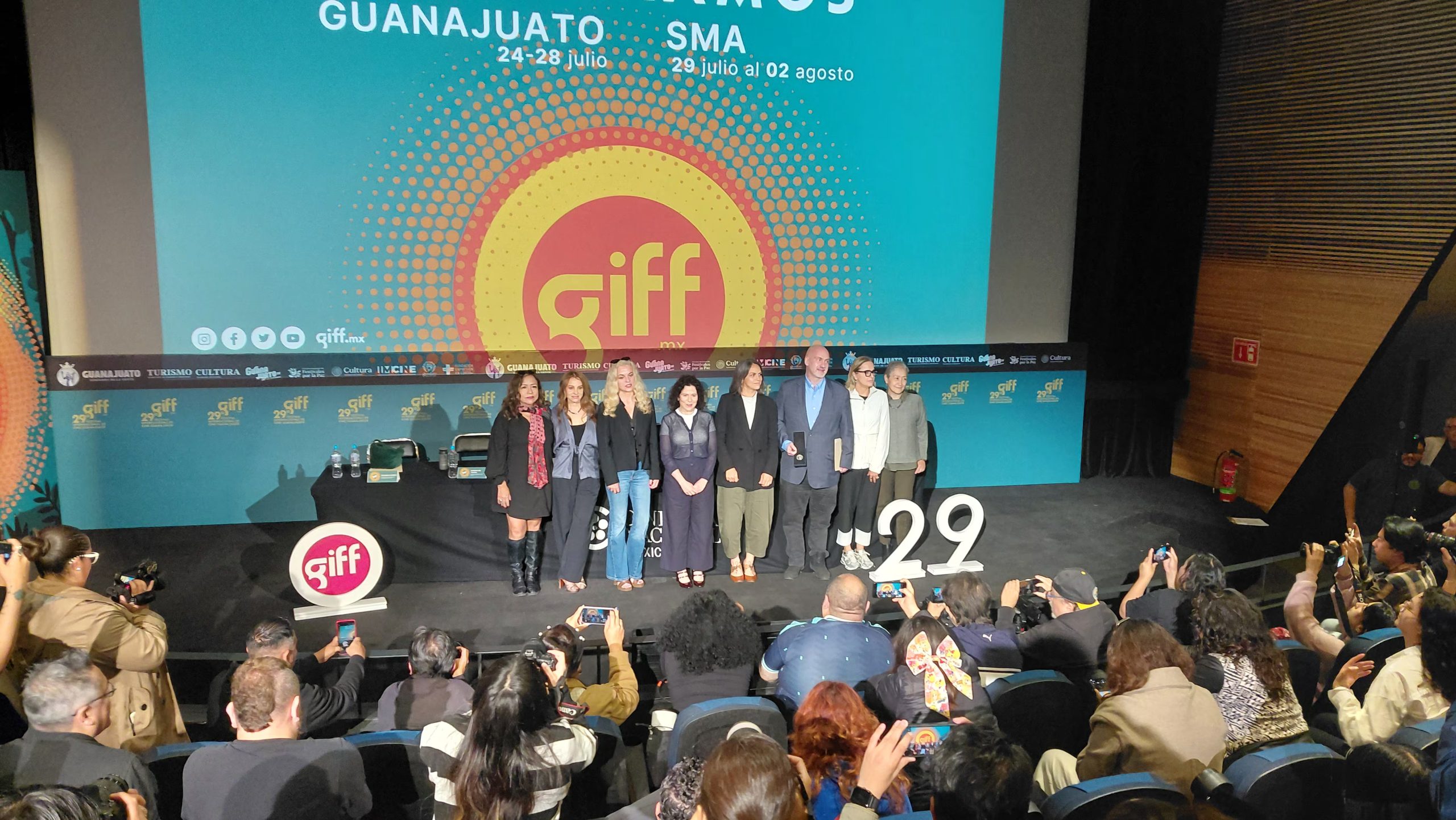 Un grupo de representantes presenta la edici&oacute;n 29 del Festival Internacional de Cine de Guanajuato (GIFF) ante una audiencia en un auditorio. (GIFF/ Selene Miranda Infobae)