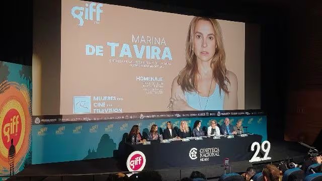 Un panel de personas participa en un homenaje a Marina de Tavira proyectado en una pantalla durante el Festival Internacional de Cine de Guanajuato. (Presentaci&oacute;n GIFF/Selene Miranda)