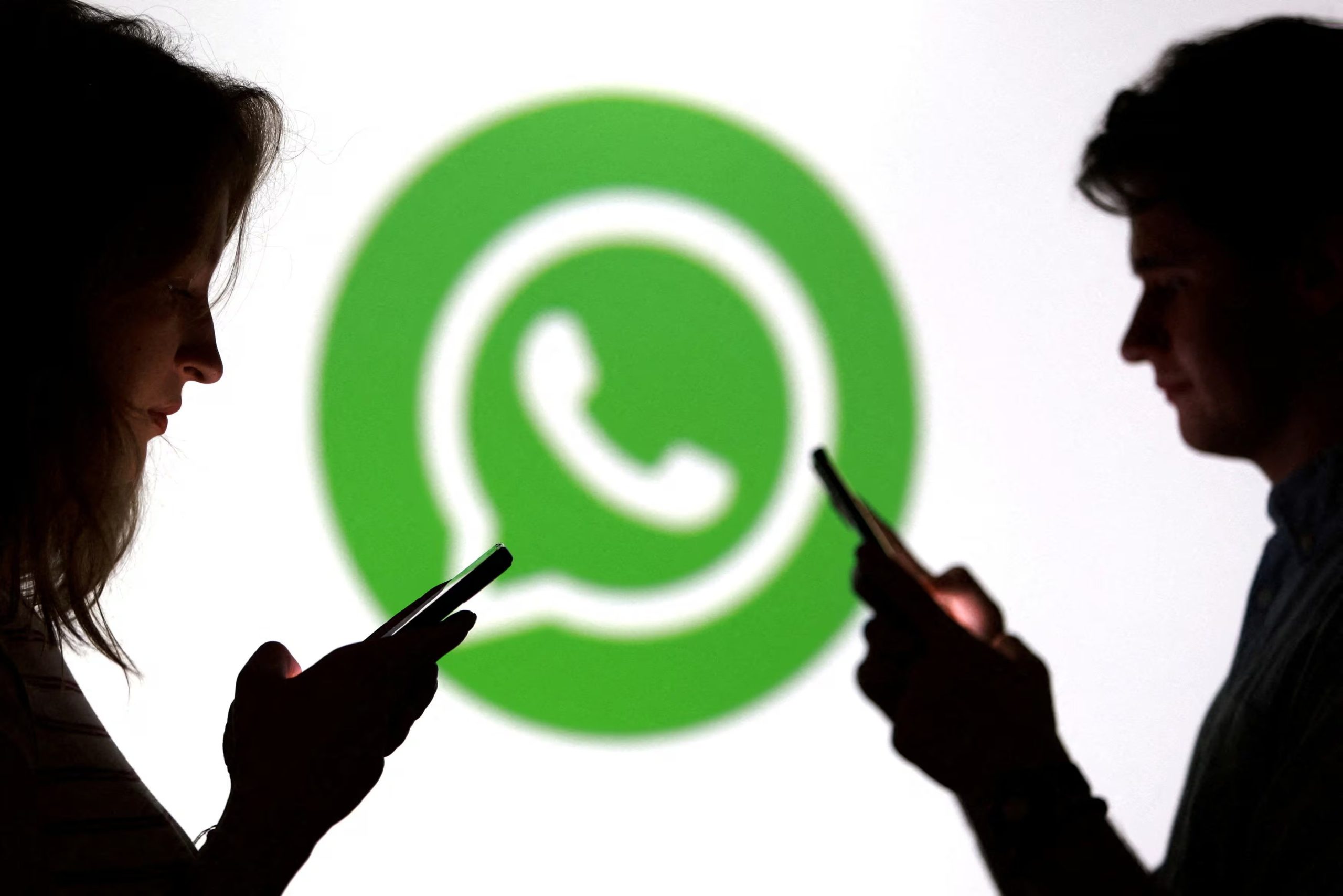 Accede a las herramientas que ofrece WhatsApp para liberar espacio en tu celular. REUTERS/Dado Ruvic/Illustration/File Photo