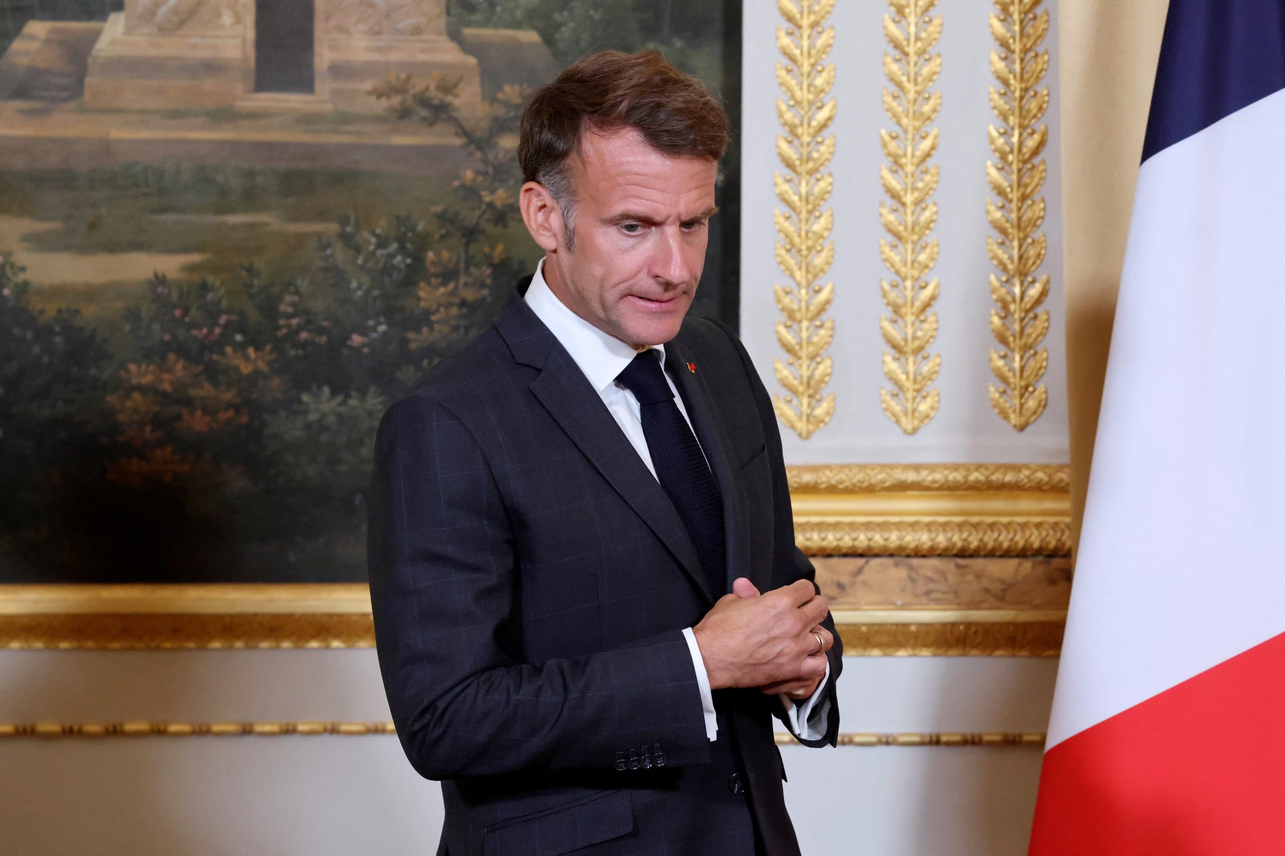 Emmanuel Macron, presidente de Francia, busca que la prohibición rija desde el inicio del año escolar. (Reuters)