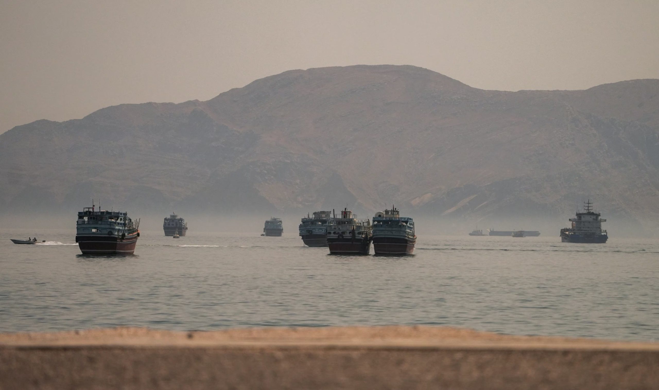 FOTO DE ARCHIVO: Buques anclados en el estrecho de Ormuz, vistos desde Musandam, Omán, el 19 de junio de 2026. REUTERS/Stringer/Archivo