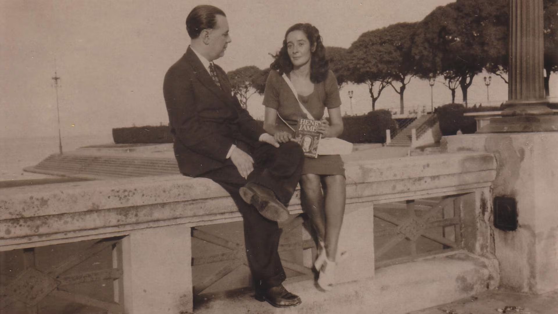 Foto de Borges con Estela Canto en la Costanera_Cr&eacute;ditos Biblioteca Nacional Mariano Moreno