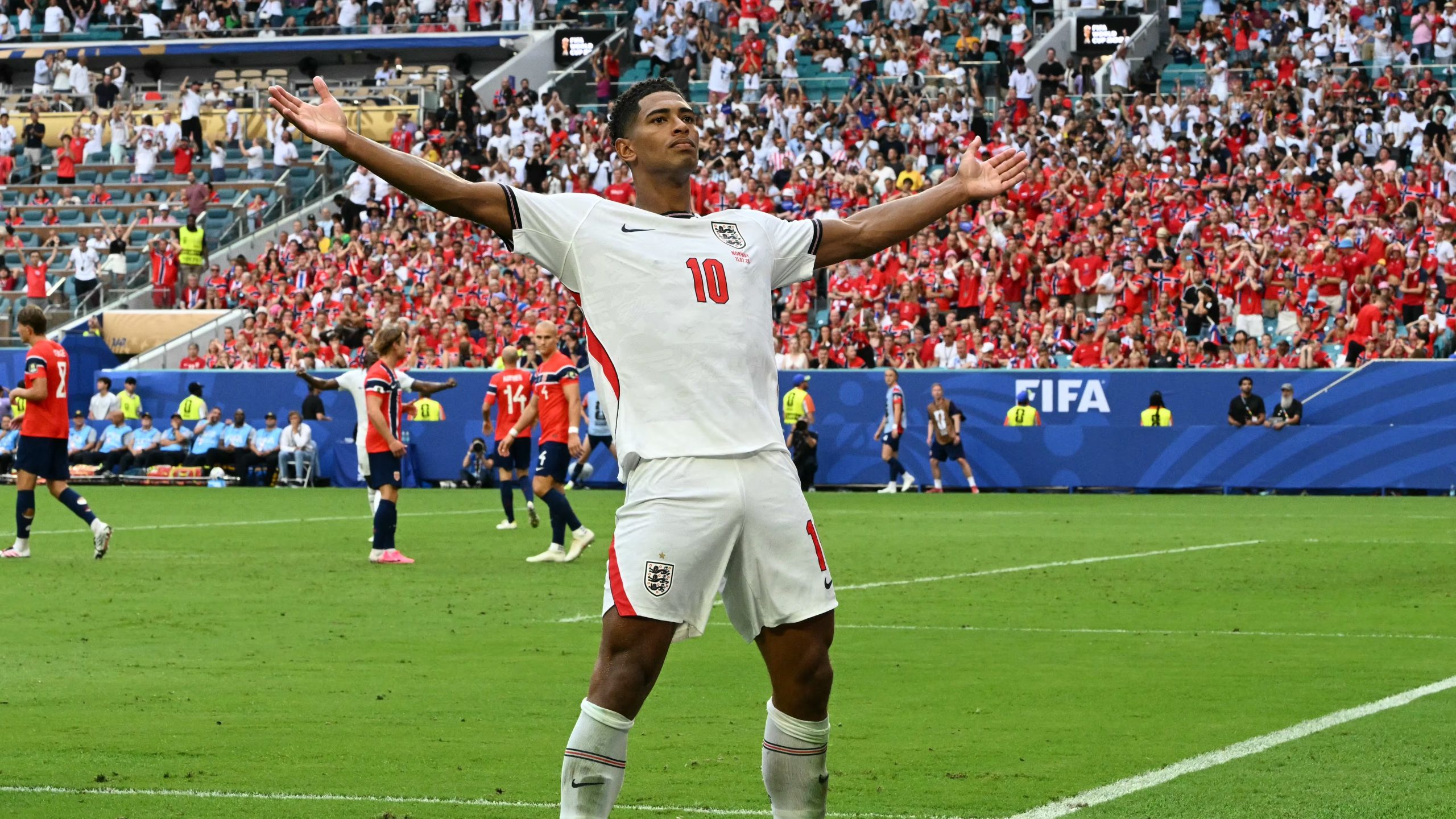 El jugador de Inglaterra Jude Bellingham celebrando un gol ante Noruega (ROBERTO SCHMIDT / AFP)