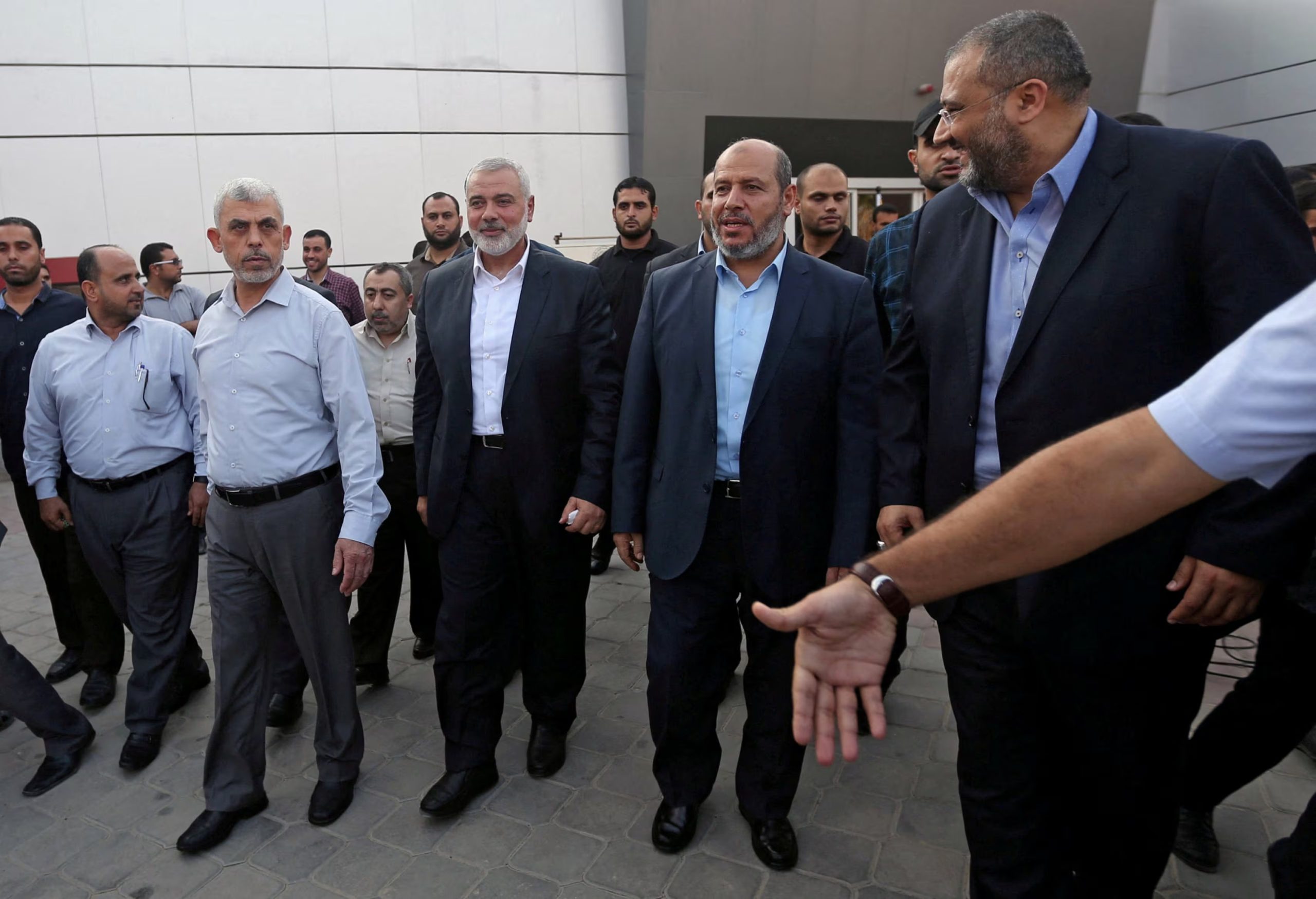 El entonces jefe de Hamas en Gaza, Yahya Al-Sinwar, junto al l&iacute;der del movimiento Ismail Haniyeh y el dirigente Khalil al-Hayya durante una visita al paso fronterizo de Rafah, en 2017