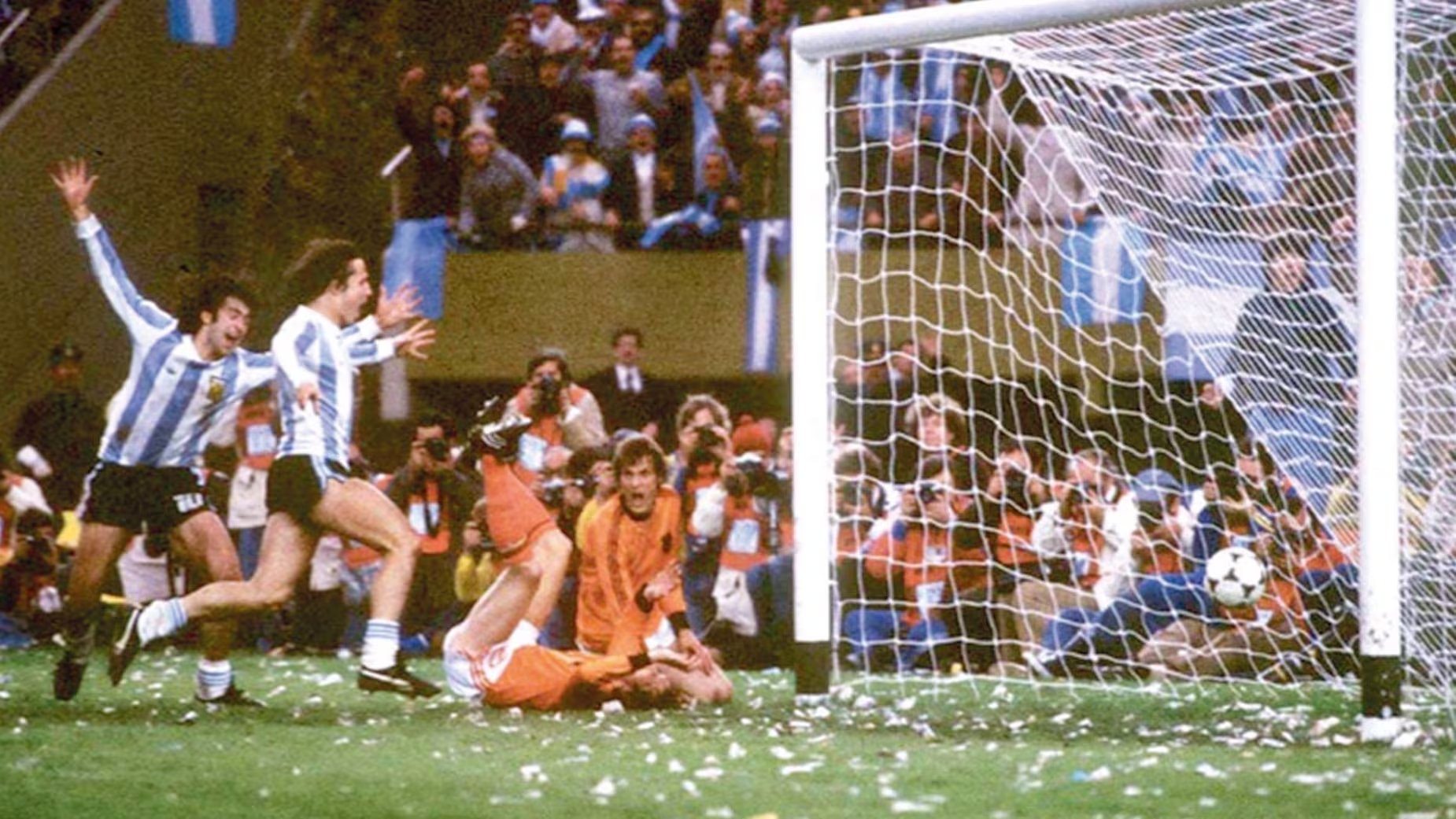 Mundial 78: Mario Kempes celebra el segundo gol de Argentina en la final frente a Holanda en una cancha llena de papelitos