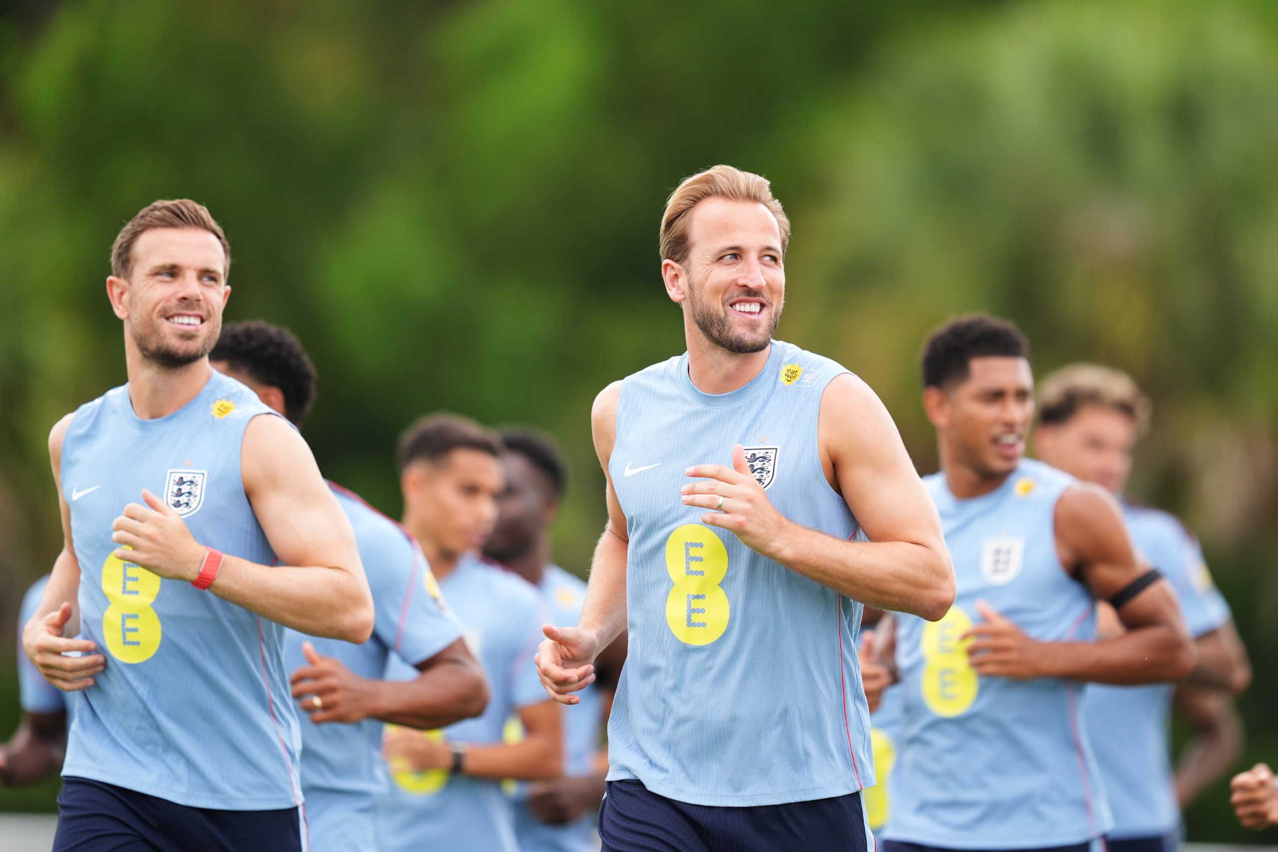 Los británicos Harry Kane, al centro, y Jordan Henderson, a la izquierda, trotan junto a sus compañeros durante la práctica de la selección de Inglaterra, el martes 9 de junio de 2026, en Palm Beach Gardens, Florida. (AP Foto/Rebecca Blackwell)