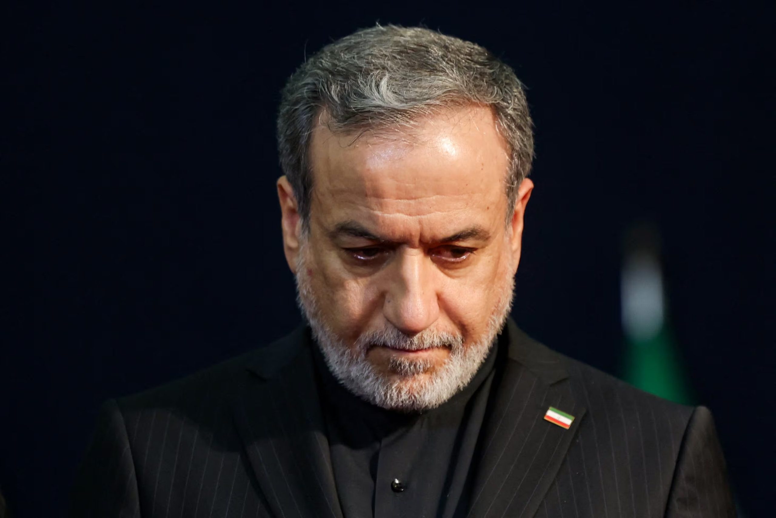 El canciller iraní, Abbas Araqchi, participa de una ceremonia de despedida para el fallecido líder supremo, ayatolá Alí Khamenei, muerto el 28 de febrero durante ataques aéreos de Israel y Estados Unidos, ante delegados internacionales en la Gran Mezquita Musalla del Imam Jomeini, en Teherán, el 3 de julio de 2026 (Mohammed Salem/Reuters)