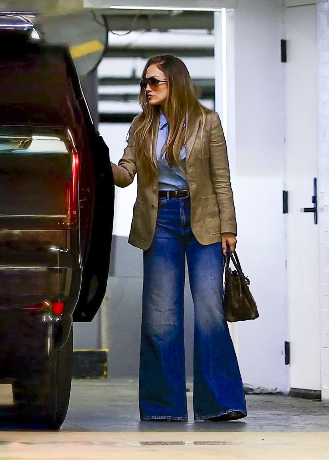 La artista combina pantalones anchos con chaquetas estructuradas para un efecto pulido (Backgrid/The Grosby Group)