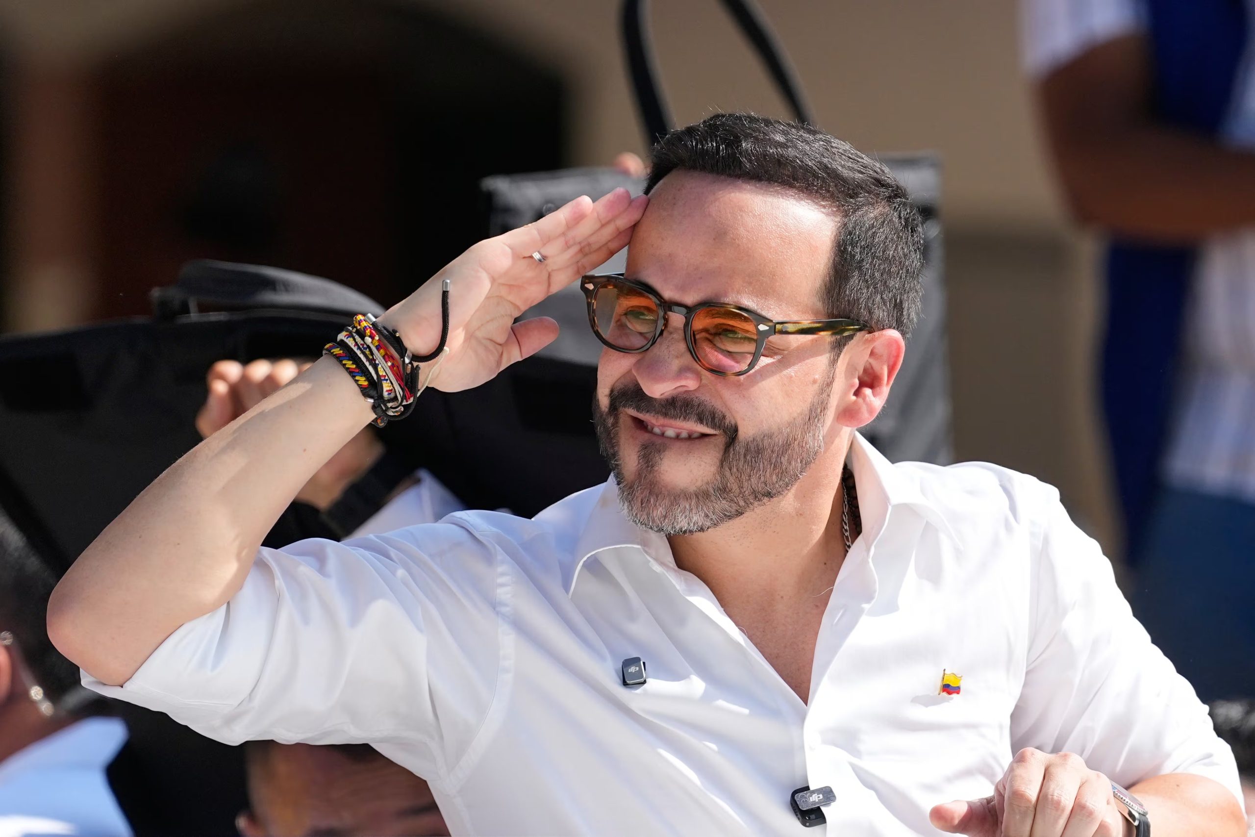 Infobae
Colombia
Abelardo de la Espriella reafirmó que buscará eliminar la JEP cuando sea presidente: “Tiene un altísimo costo para Colombia”
El jurista indicó que el presupuesto que se invierte en el tribunal transicional no es proporcional a los resultados que se han presentado
Jimmy Nomesqui Rivera
Por
Jimmy Nomesqui RiveraAgregar Infobae en
Icono de Google para seguir en redes sociales09 Jun, 2026 05:20 p. m. CO
Guardar
Google iconJEP - Abelardo de la Espriella
El abogado es un crítico de la Jurisdicción Especial para la Paz - crédito JEP
Como parte del Acuerdo de Paz que firmó el Estado colombiano con las Farc-EP se creó la Jurisdicción Especial para la Paz (JEP), que es un tribunal transicional que tiene como función investigar, juzgar y sancionar a los involucrados en crímenes registrados durante el conflicto armado.Iván Cepeda explicó qué quiso decir con “desobediencia civil” tras sus polémicas declaraciones contra el Gobierno De La Espriella
Te puede interesar:
Iván Cepeda explicó qué quiso decir con “desobediencia civil” tras sus polémicas declaraciones contra el Gobierno De La Espriella
Desde 2016 la JEP ha juzgado a excombatientes de las Farc, agentes del Estado, militares y diferentes individuos que tuvieron algún tipo de injerencia en crímenes de lesa humanidad y similares, ofreciendo beneficios jurídicos a quienes reconozcan su responsabilidad y contribuyan al esclarecimiento de los hechos.Antes de la segunda vuelta electoral este ente acusador ha sido mencionado en repetidas ocasiones debido a que Abelardo de la Espriella ha asegurado en varias entrevistas que buscará que la JEP desaparezca si es elegido.Menores que viajaron desde Bogotá sin conocimiento de sus padres fueron rescatados de un apartamento en Medellín: consumían drogas con un grupo de adultos
Te puede interesar:
Menores que viajaron desde Bogotá sin conocimiento de sus padres fueron rescatados de un apartamento en Medellín: consumían drogas con un grupo de adultos
PUBLICIDADEl jurista afirmó que hará lo que pueda para que la JEP deje funcionar - crédito AP
El jurista afirmó que hará lo que pueda para que la JEP deje funcionar - crédito AP