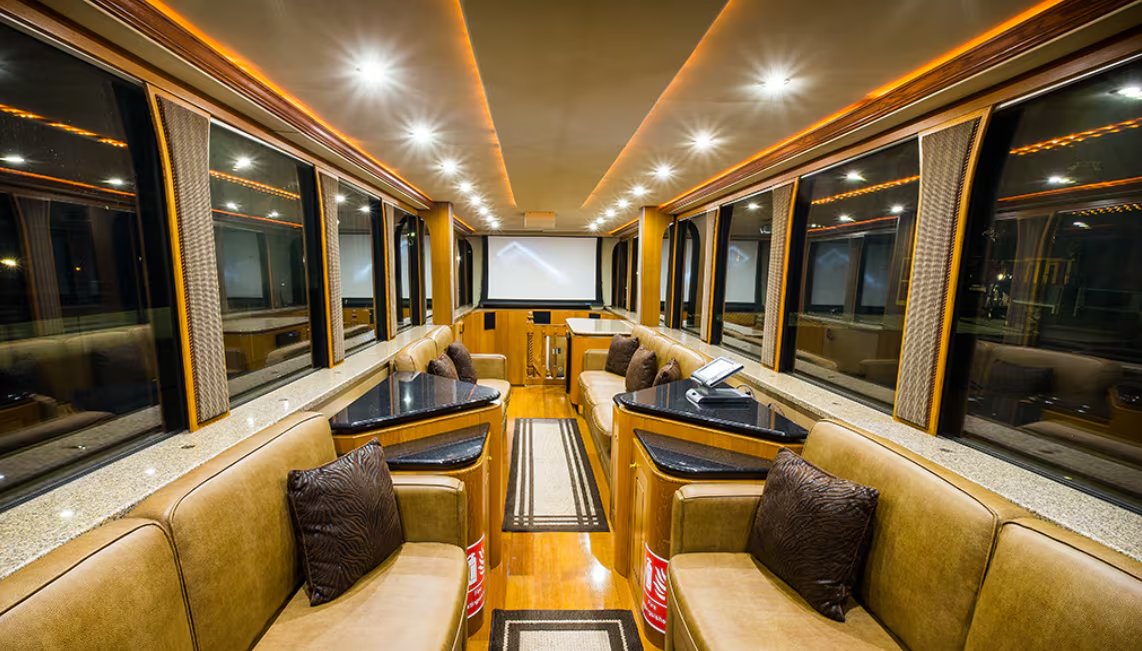 Sala de cine de la autocaravana 'The Heat', diseñada para Will Smith y usada por el actor durante años. (Anderson Mobile Estates)