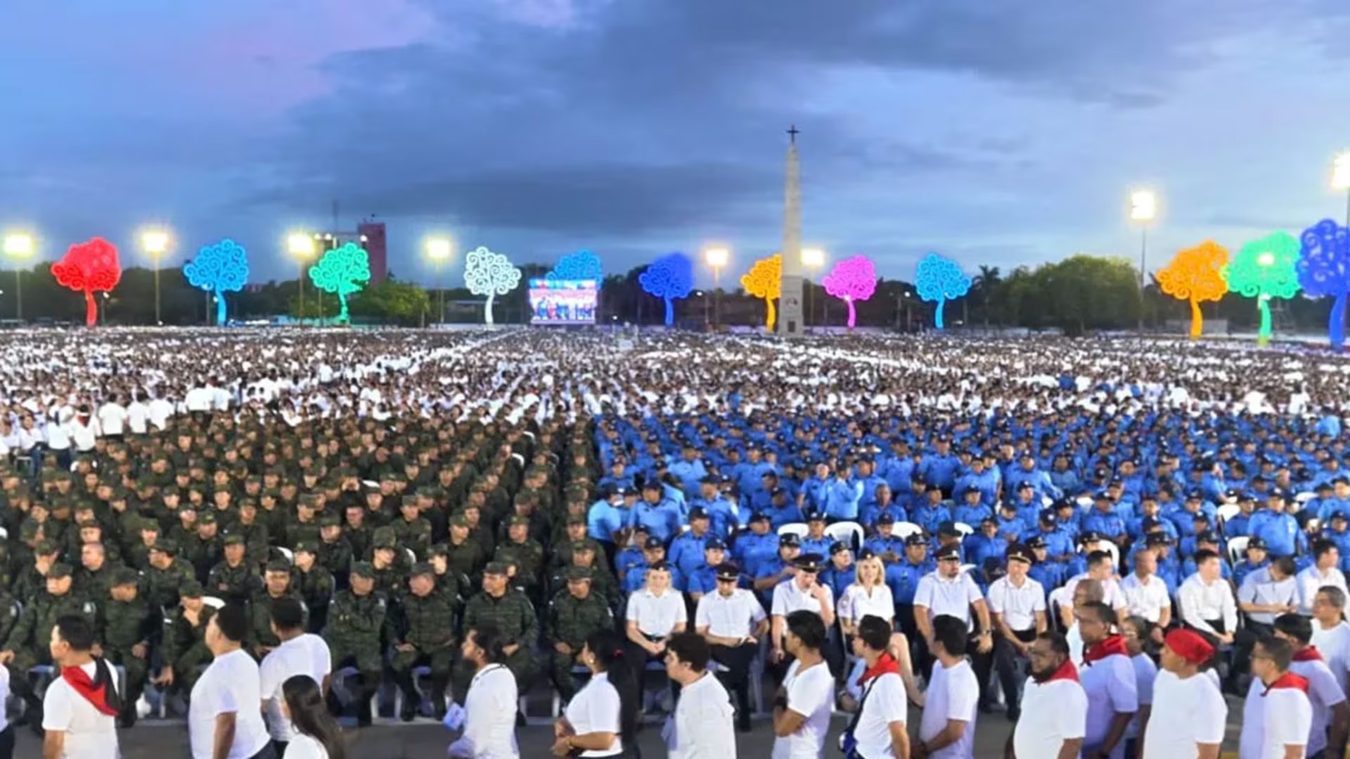 Ortega habló ante una muchedumbre perfectamente alineada y uniformada en la Plaza 1) de Julio, Managua (Foto 19 Digital)