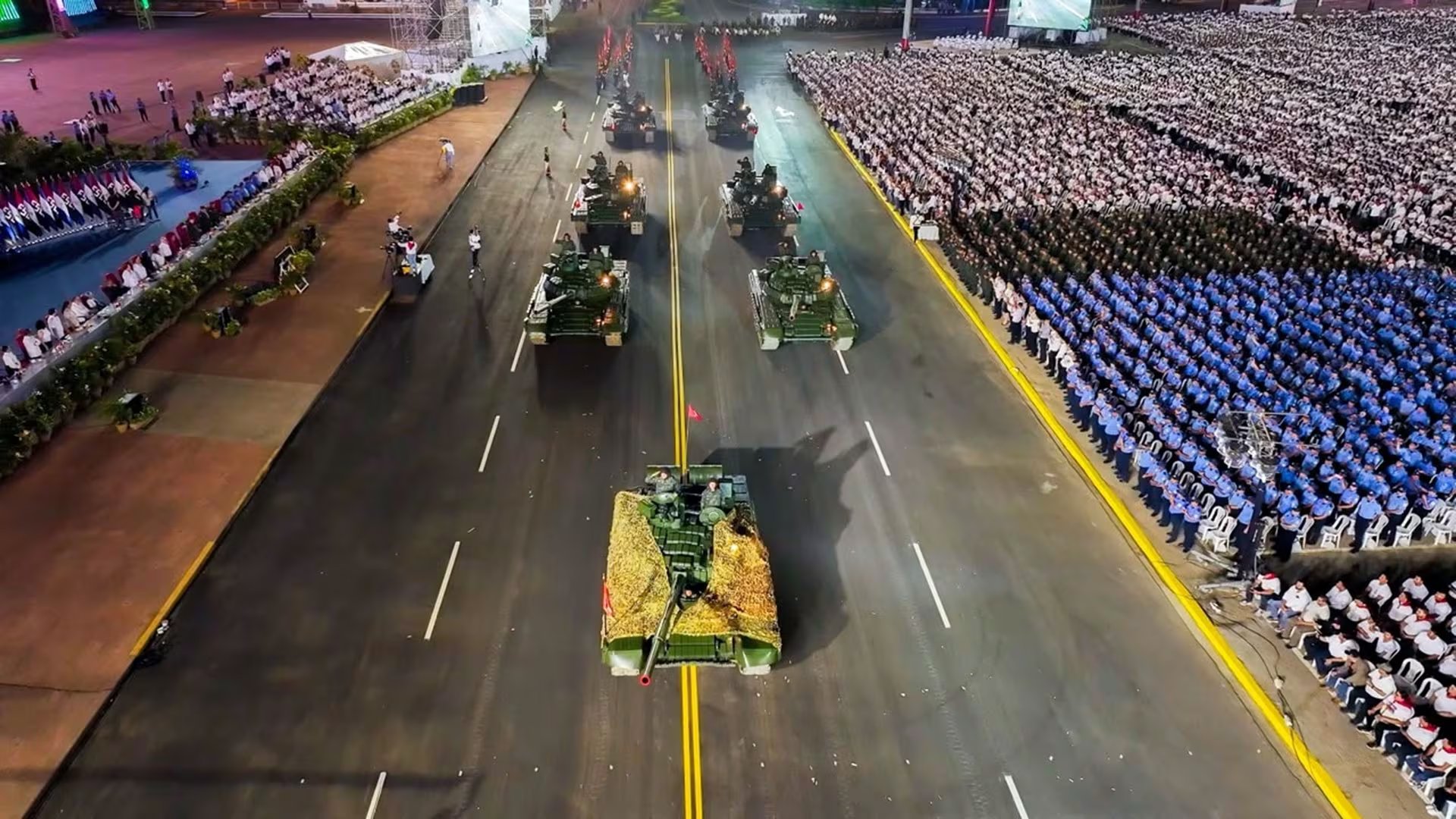 El acto del 19 de julio terminó con un desfile militar que incluyó a tanques de guerra rusos (Foto 19 Digital)