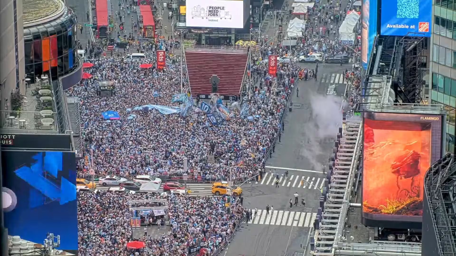 Miles de hinchas argentinos coparon Times Square con banderas y cánticos en apoyo a Messi y a la selección argentina