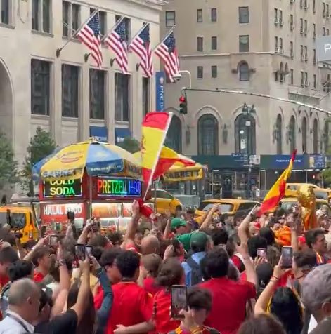 Los aficionados españoles se congregaron cerca del Madison Square Garden con la ilusión de repetir la gloria de España en 2010 (X/@momof2boys99)